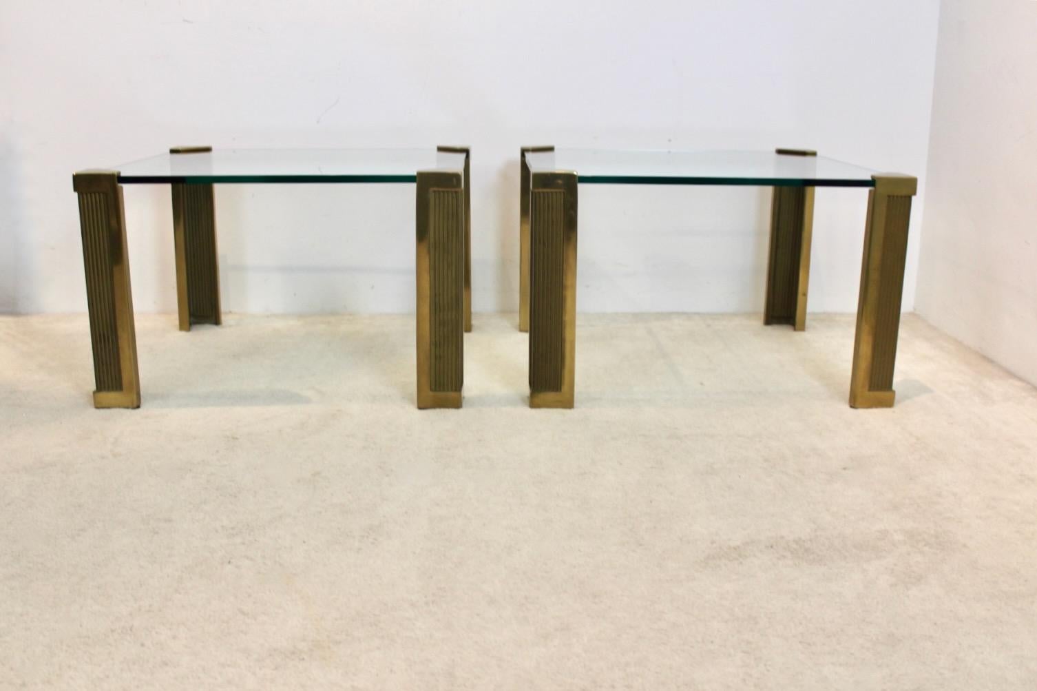 Néerlandais Spectaculaire ensemble de deux grandes tables d'appoint Peter Ghyczy en laiton et verre en vente