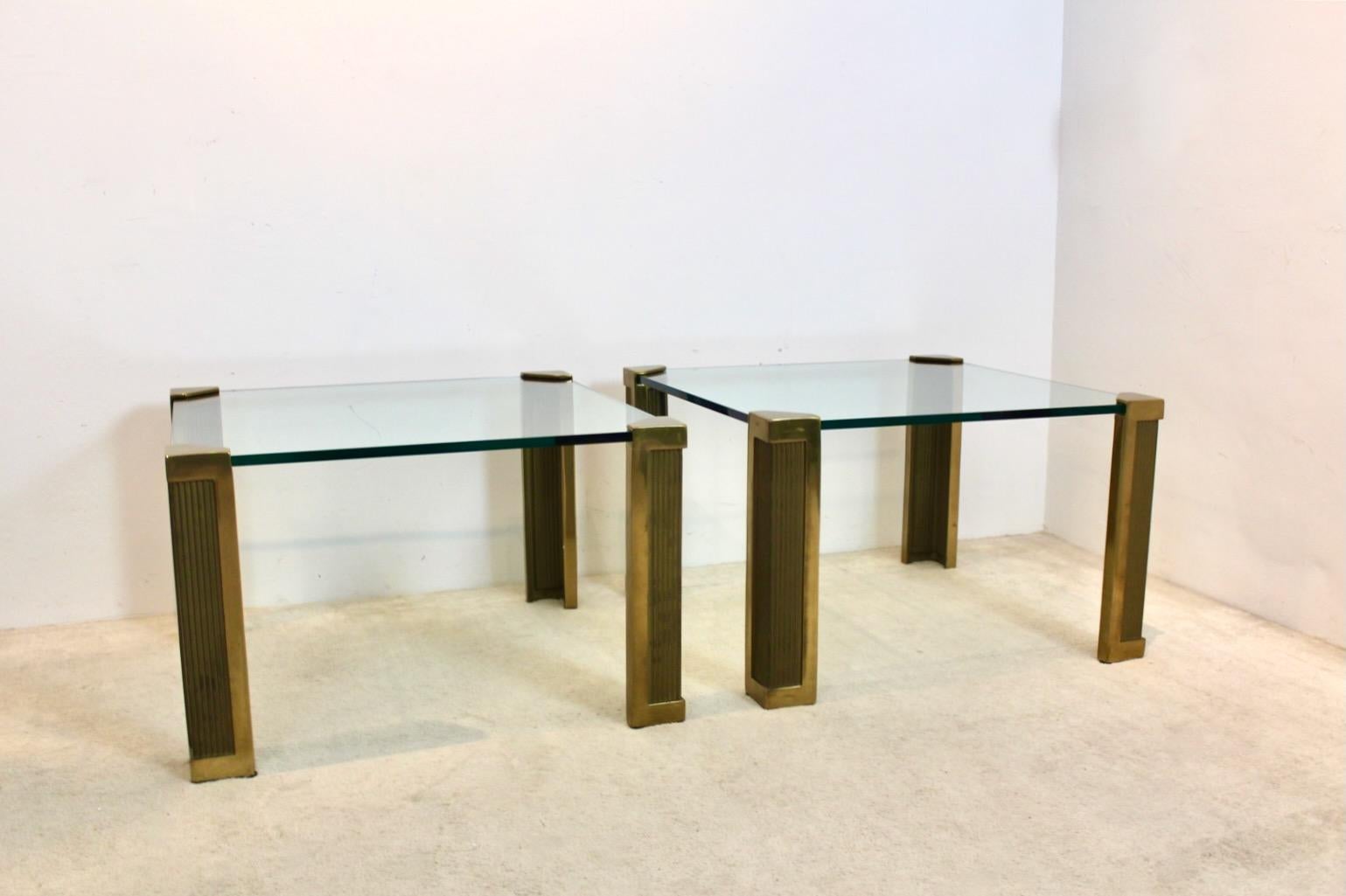 Spectaculaire ensemble de deux grandes tables d'appoint Peter Ghyczy en laiton et verre Bon état - En vente à Voorburg, NL