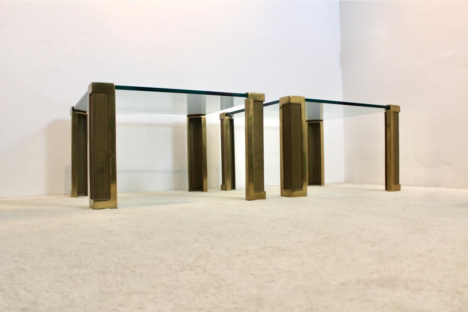20ième siècle Spectaculaire ensemble de deux grandes tables d'appoint Peter Ghyczy en laiton et verre en vente