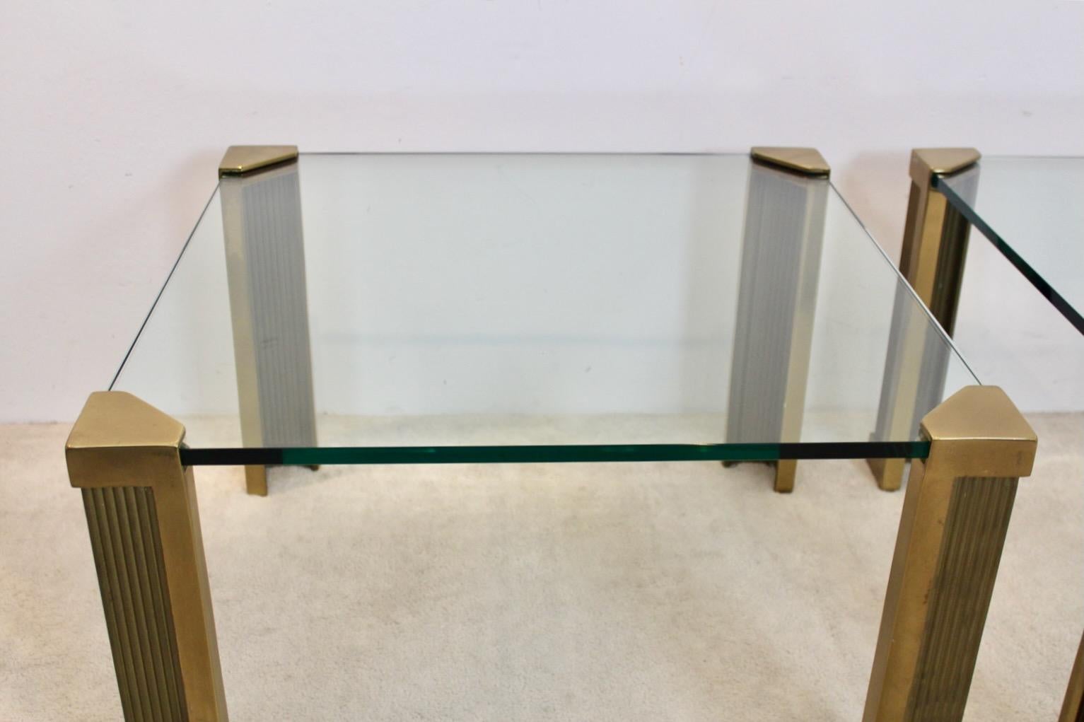 Laiton Spectaculaire ensemble de deux grandes tables d'appoint Peter Ghyczy en laiton et verre en vente