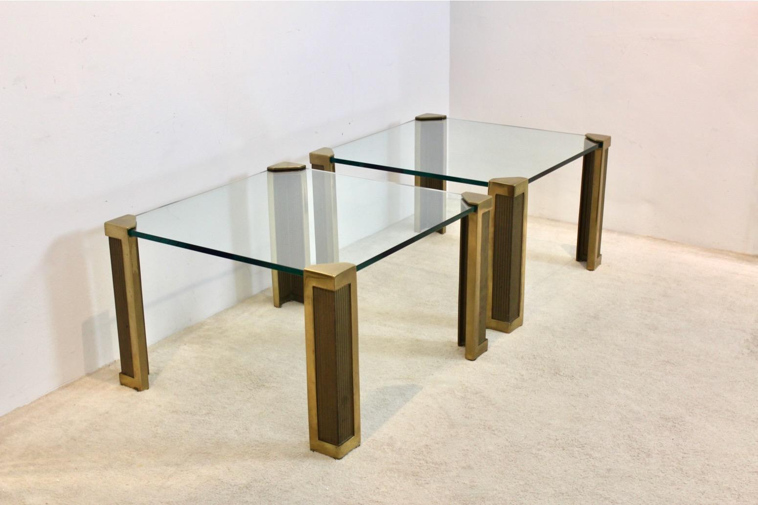 Spectaculaire ensemble de deux grandes tables d'appoint Peter Ghyczy en laiton et verre en vente 2