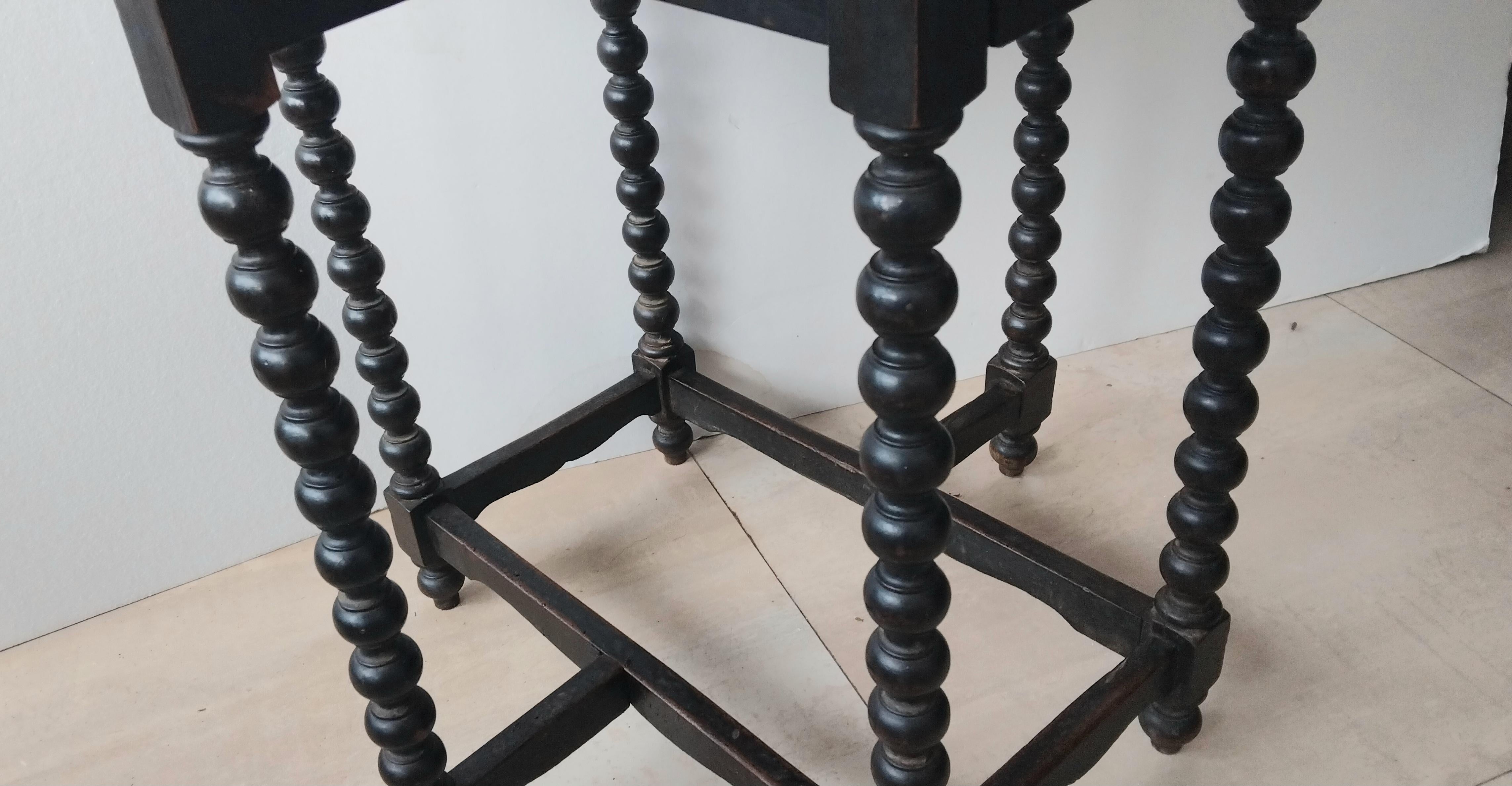 Spectaculaire table d'appoint à pieds torsadés en orge Espagne , 19e siècle en vente 2