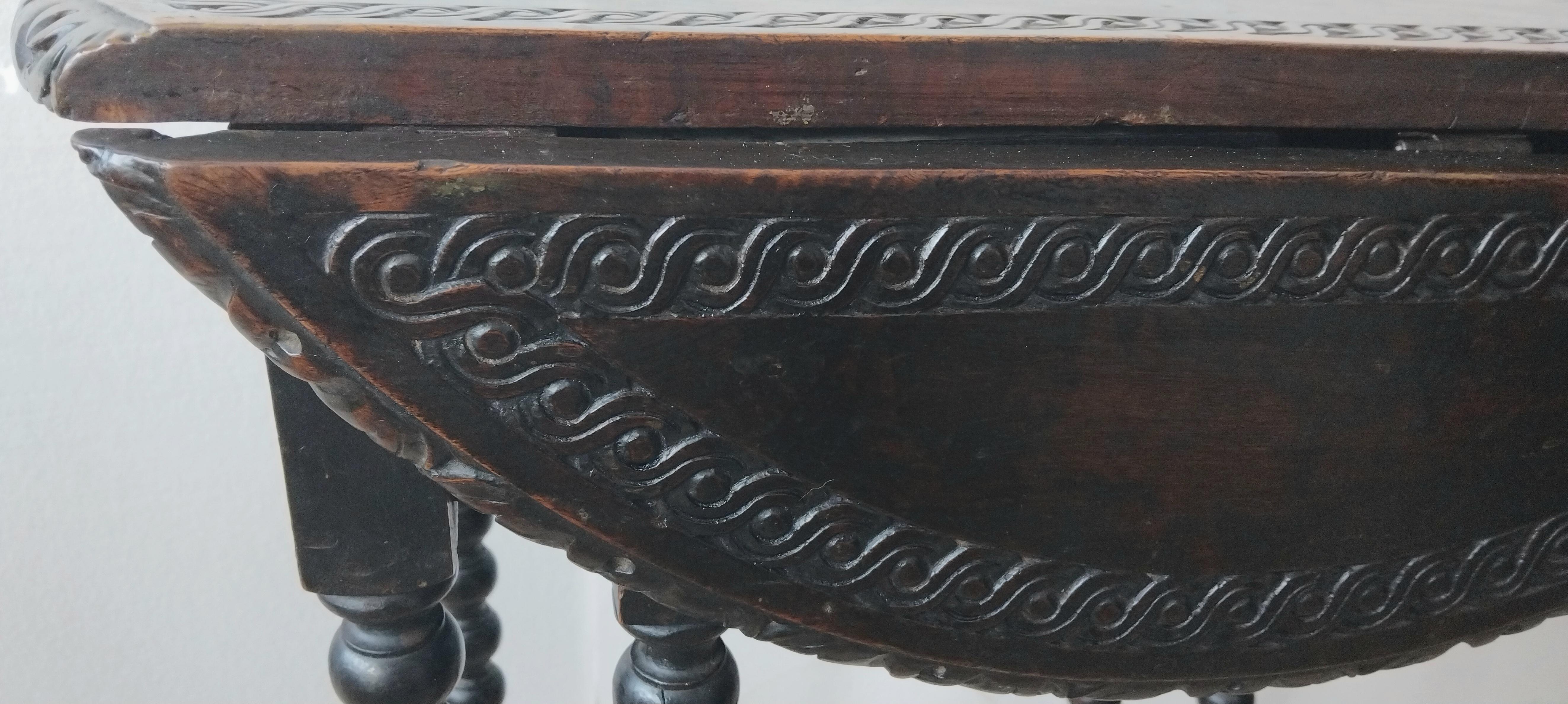 Spectaculaire table d'appoint à pieds torsadés en orge Espagne , 19e siècle en vente 9