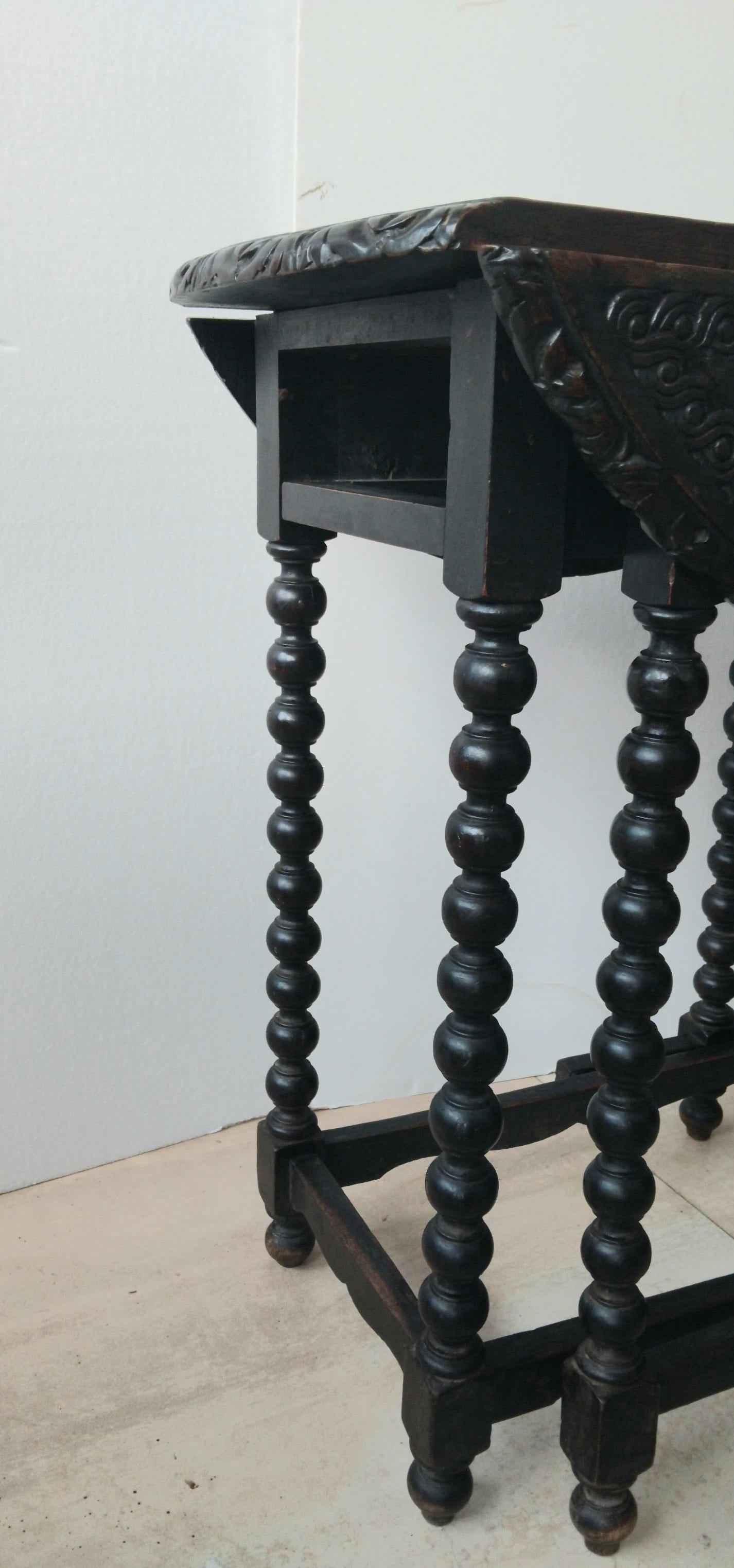 Spectaculaire table d'appoint à pieds torsadés en orge Espagne , 19e siècle en vente 10