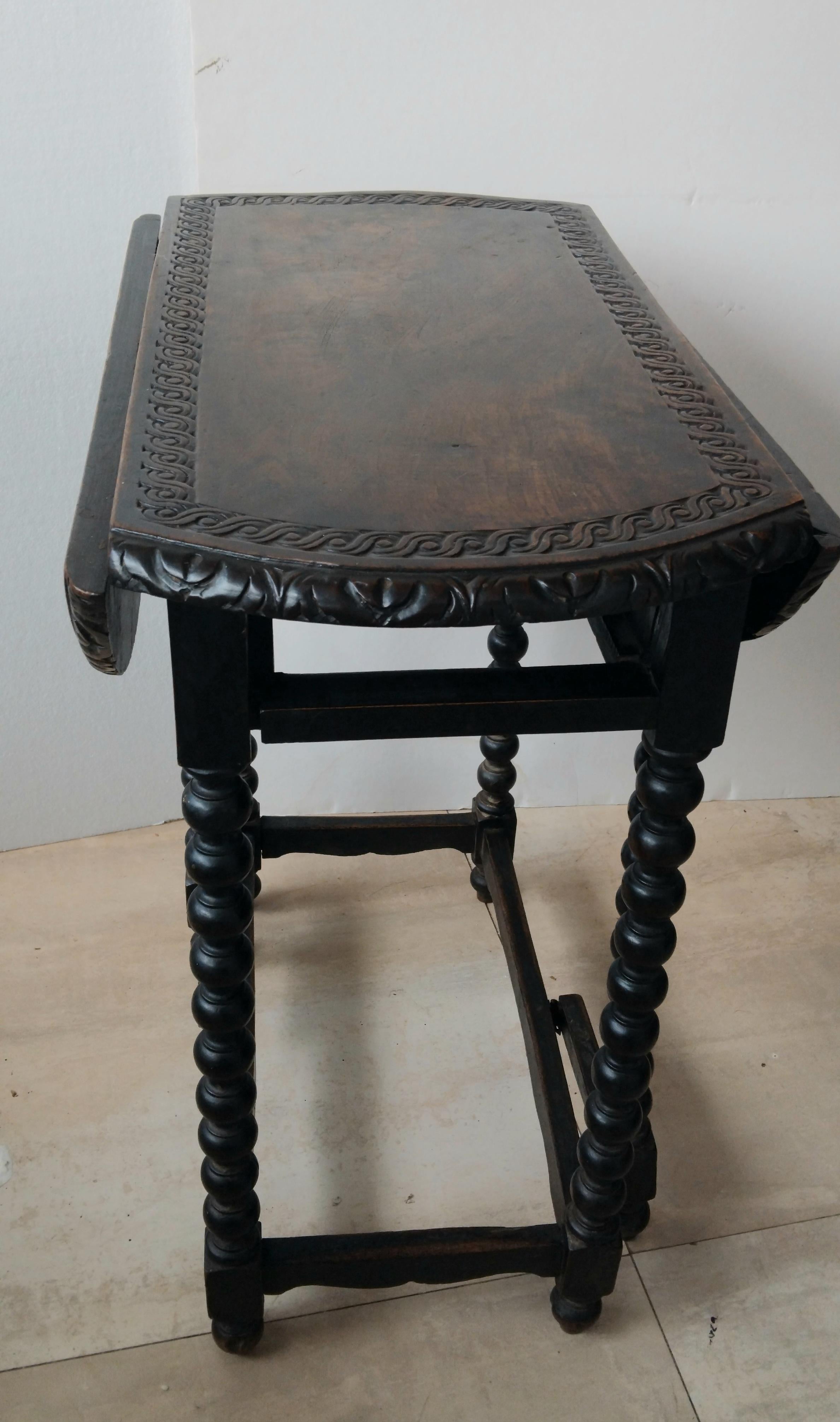 Charmante table d'appoint ronde à pieds torsadés en orge, 18e ou 19e siècle

Magnifique  Table d'appoint ou de chevet, En parfait état. Très bien entretenu

Cette table repose sur une base composée de quatre pieds tournés et d'un châssis en forme de