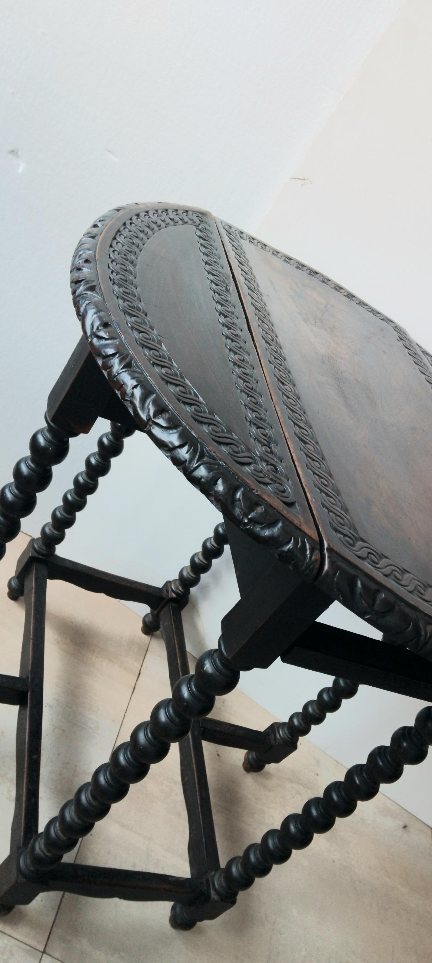 Bois Spectaculaire table d'appoint à pieds torsadés en orge Espagne , 19e siècle en vente