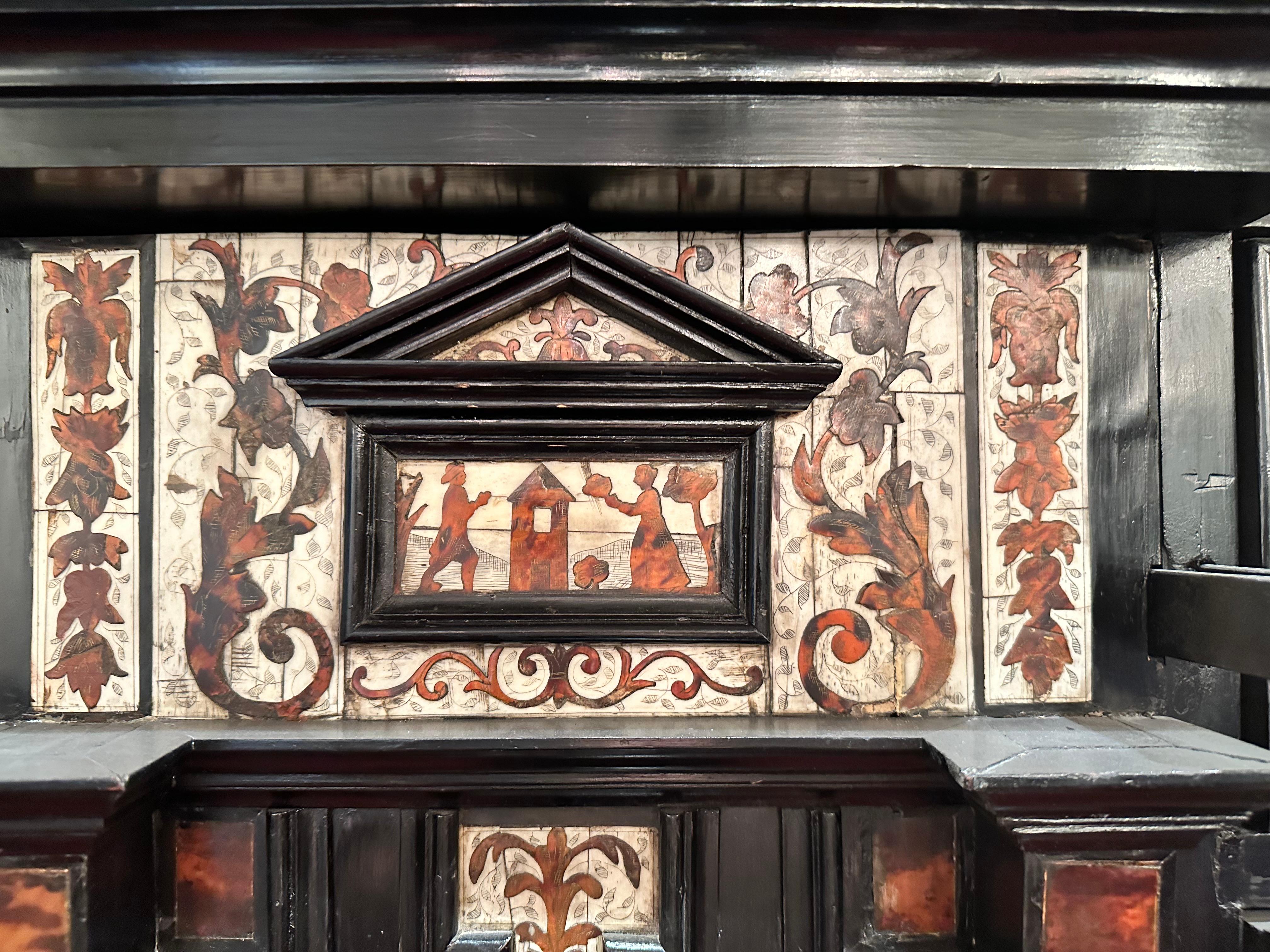 Rare cabinet espagnol aux armoiries royales de Castille et Léon 19e siècle en vente 3