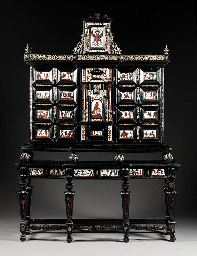 Spectaculaire cabinet espagnol unique en son genre avec les armoiries royales de Castille et Léon

La partie supérieure présente un fronton incrusté d'un aigle bicéphale surmonté d'une couronne, au-dessus d'une galerie en métal ajouré, moulée de