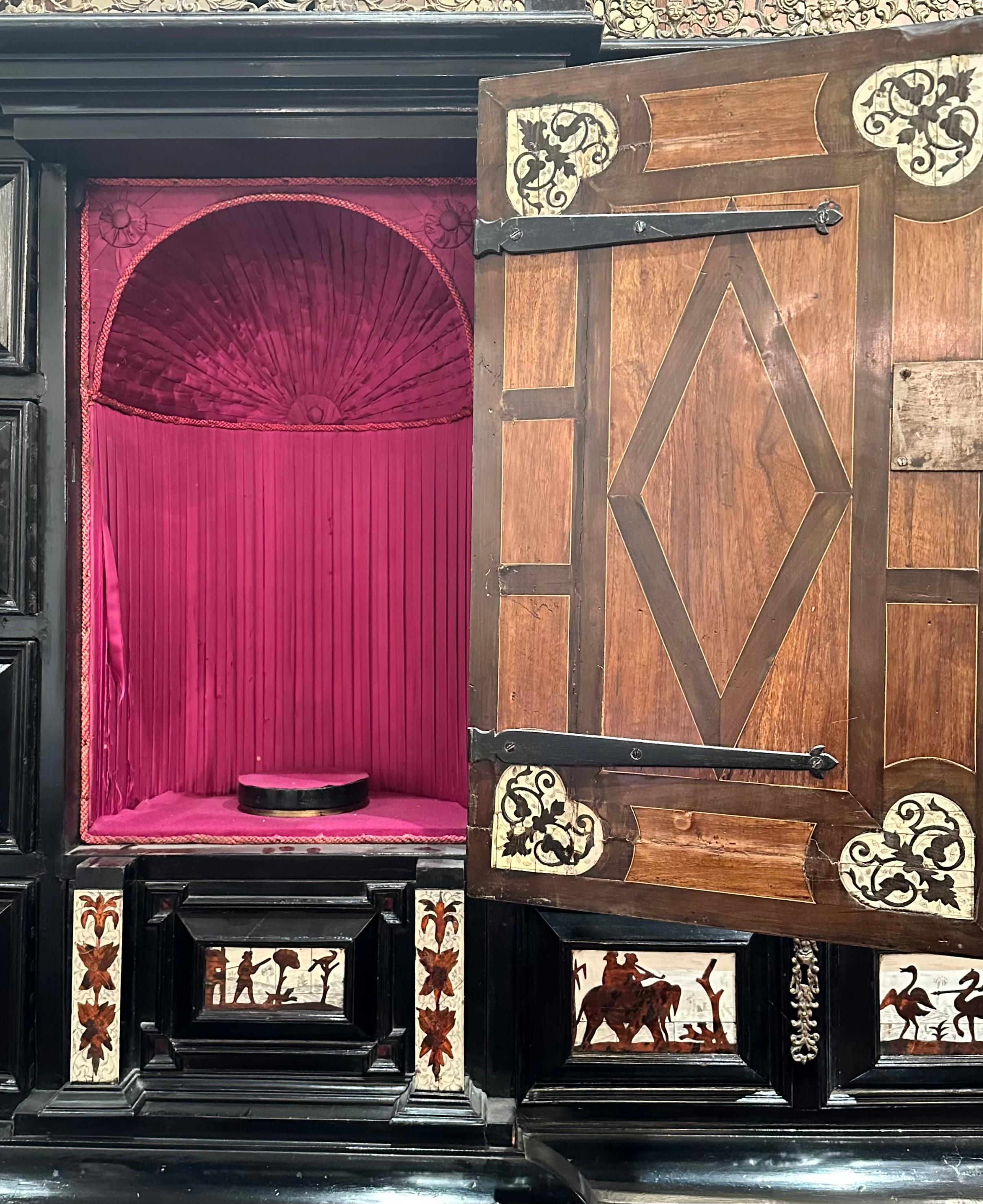 Ivoire Rare cabinet espagnol aux armoiries royales de Castille et Léon 19e siècle en vente