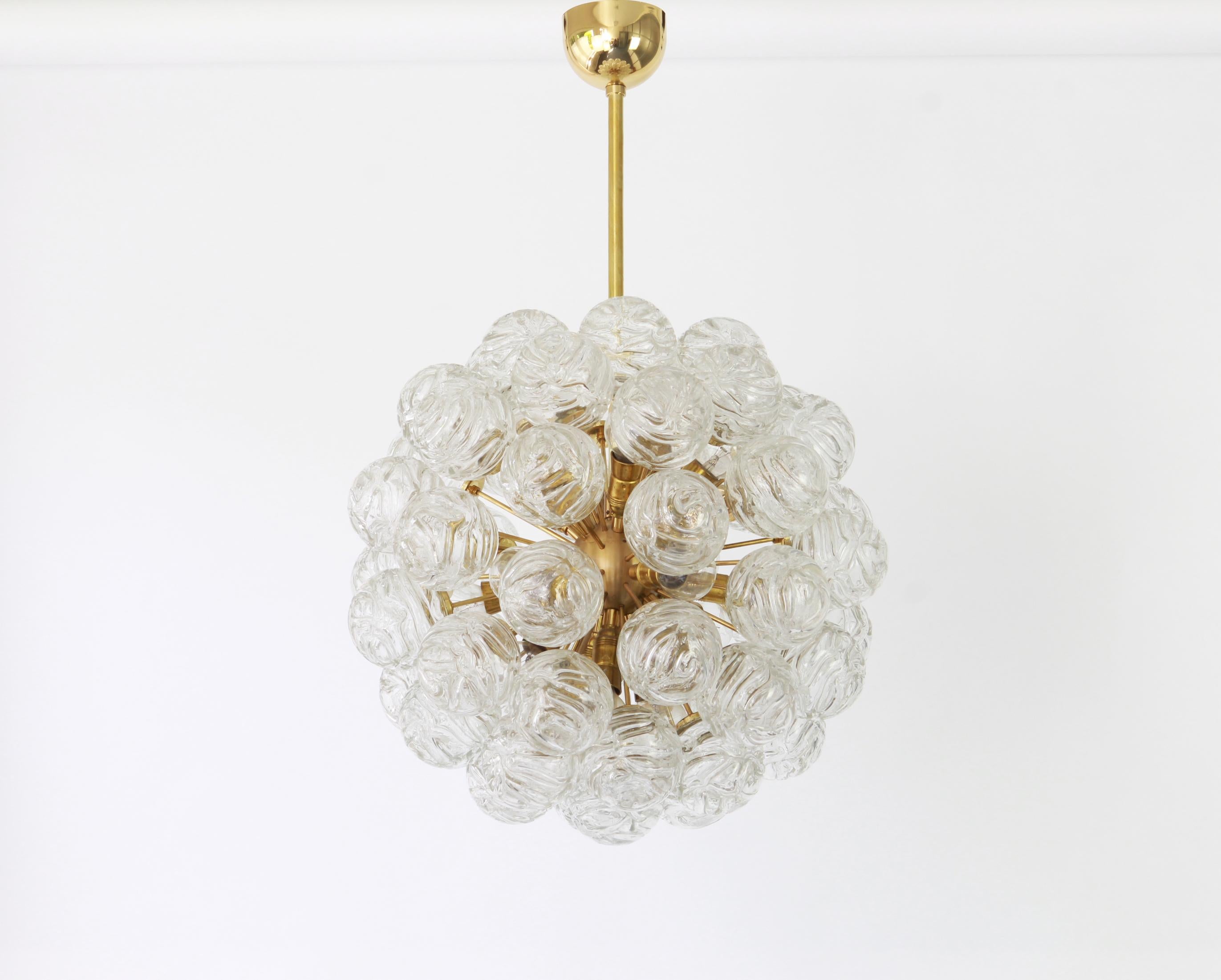 Seltener spektakulärer Sputnik-Wandhalter mit Glasschneekugeln von Doria, Deutschland, 1970er Jahre.
Atemberaubende Form und tolle Lichtwirkung.
Alle Glaskugeln sind in gutem Zustand.
Sie benötigt 16 kleine Glühbirnen (E-14) mit jeweils bis zu 40