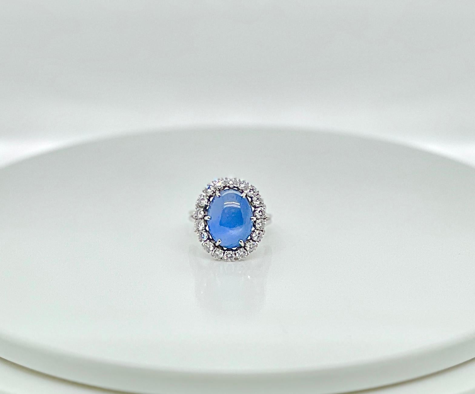 Spektakulärer Sternsaphir und Diamant-Halo-Cocktailring aus Platin

Ziehen Sie die Blicke auf sich mit diesem atemberaubenden Vintage-Stern-Cocktailring mit Saphiren und Diamanten. In seiner Mitte befindet sich ein hochgewölbter Cabochon aus