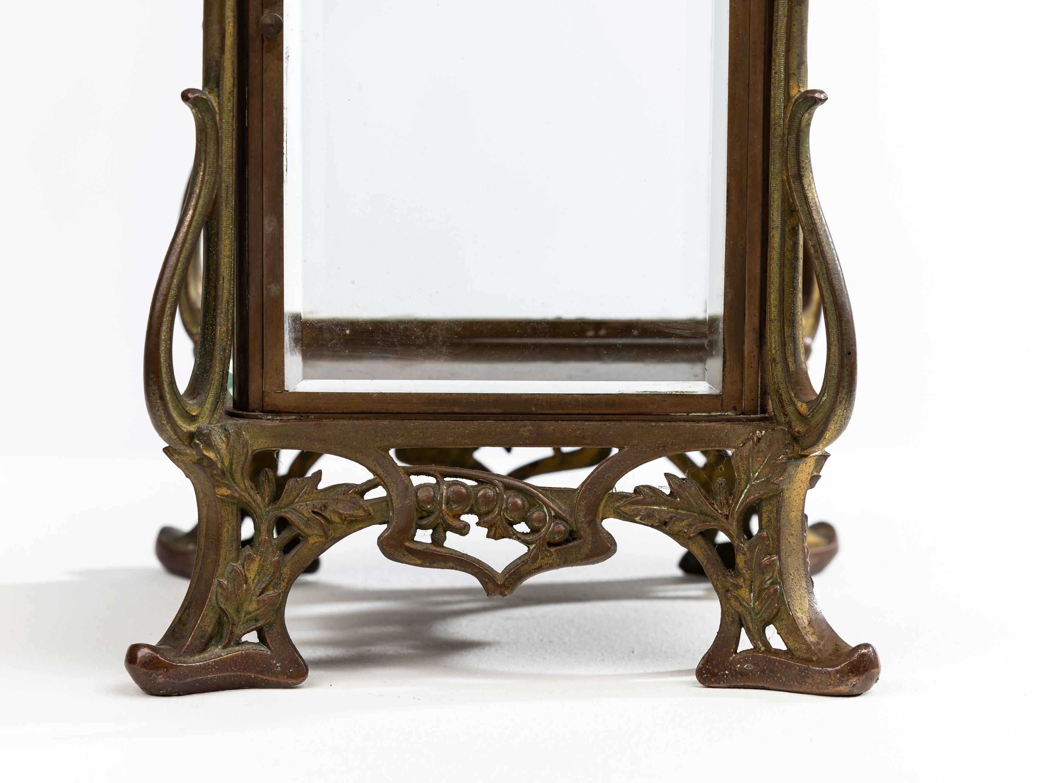 Esta vitrina de sobremesa de increíble belleza es un original del periodo Art Nouveau de la Francia de 1900. 

La excepcional calidad de la vitrina se refleja en la elaboración de los materiales. Todo en la vitrina sigue siendo original, incluso los