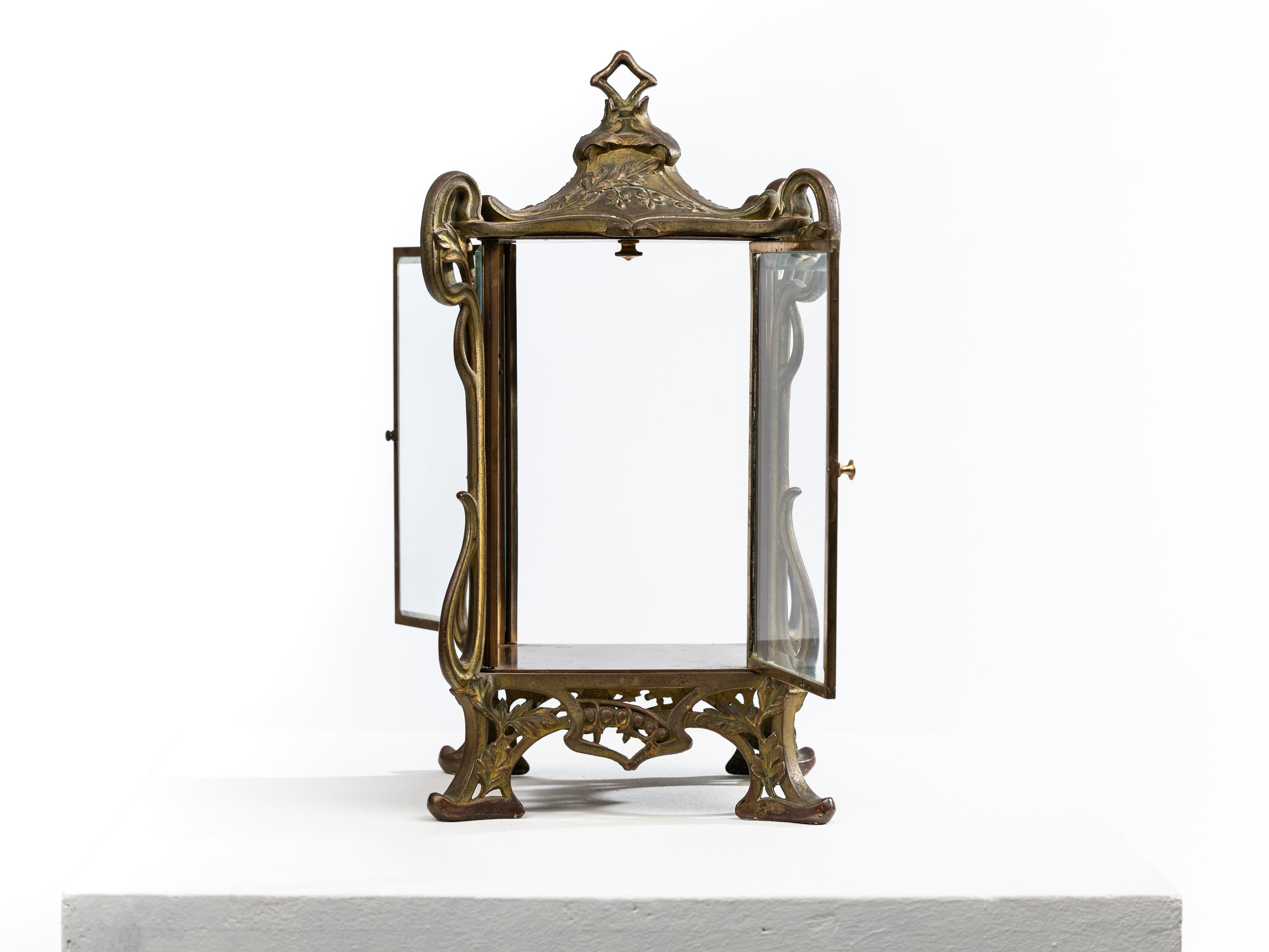 Espectacular vitrina de mesa de bronce macizo, latón Jugendstil Art Nouveau 1900 Francia Latón en venta