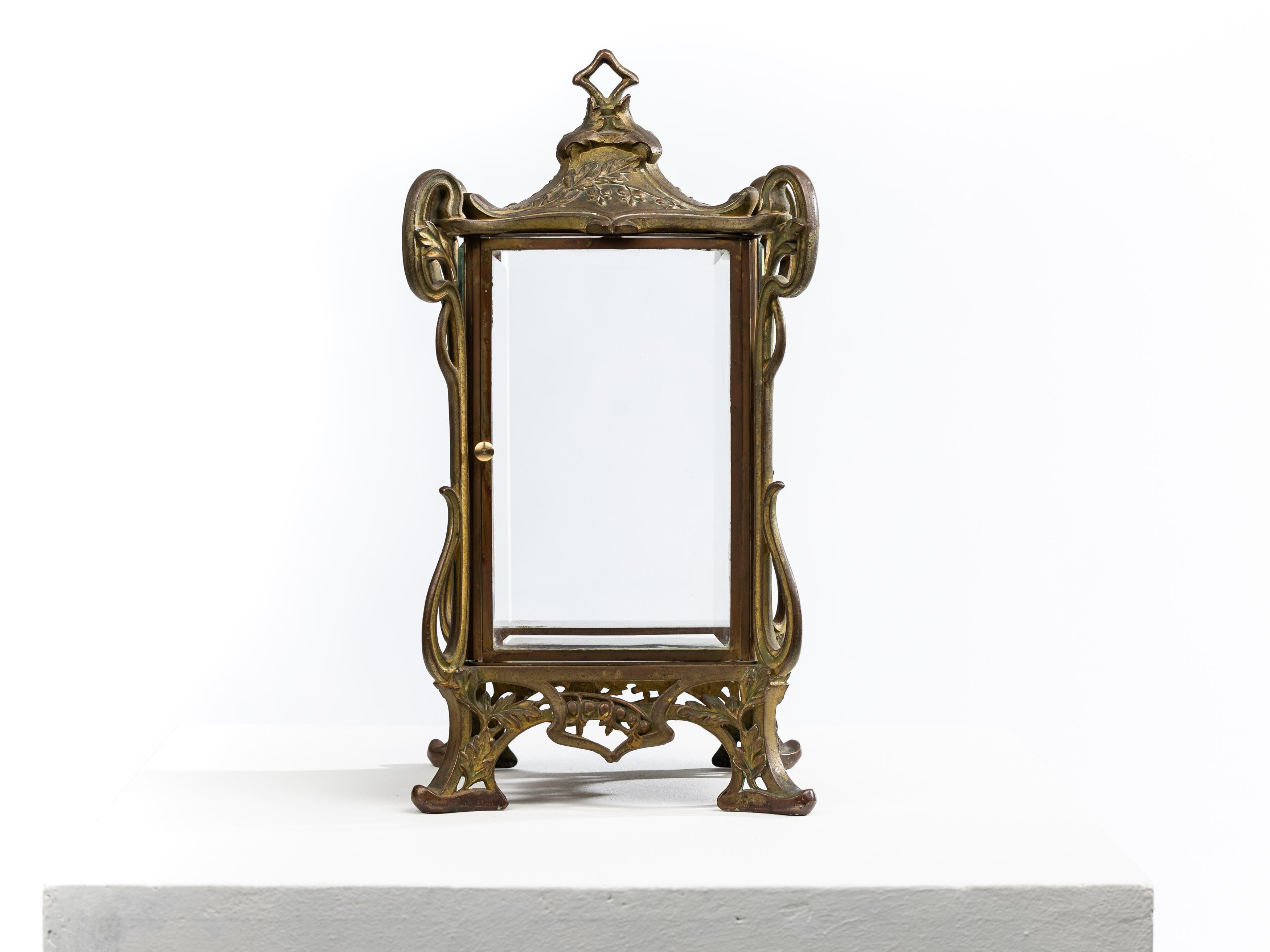Espectacular vitrina de mesa de bronce macizo, latón Jugendstil Art Nouveau 1900 Francia en venta 1