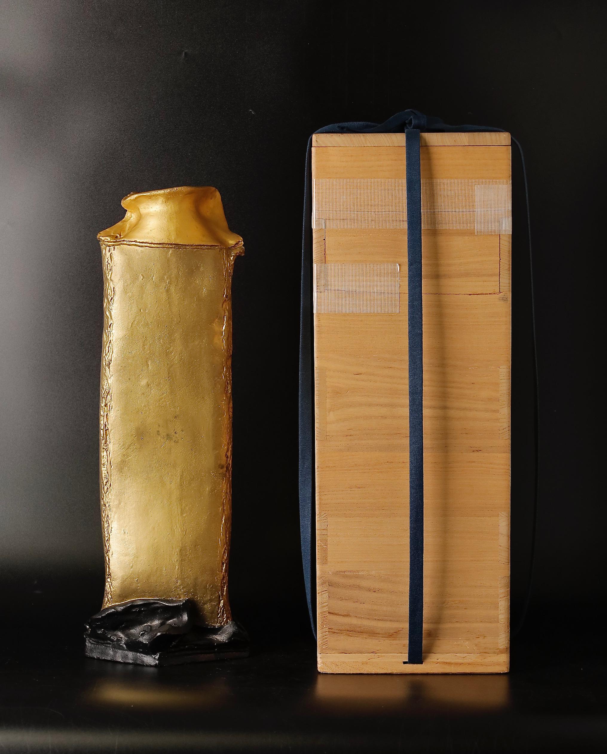 Spectacular Tall Bronze Vase by Ikeda Masuo One of the Top Metal Artists of 20 C For Sale 4