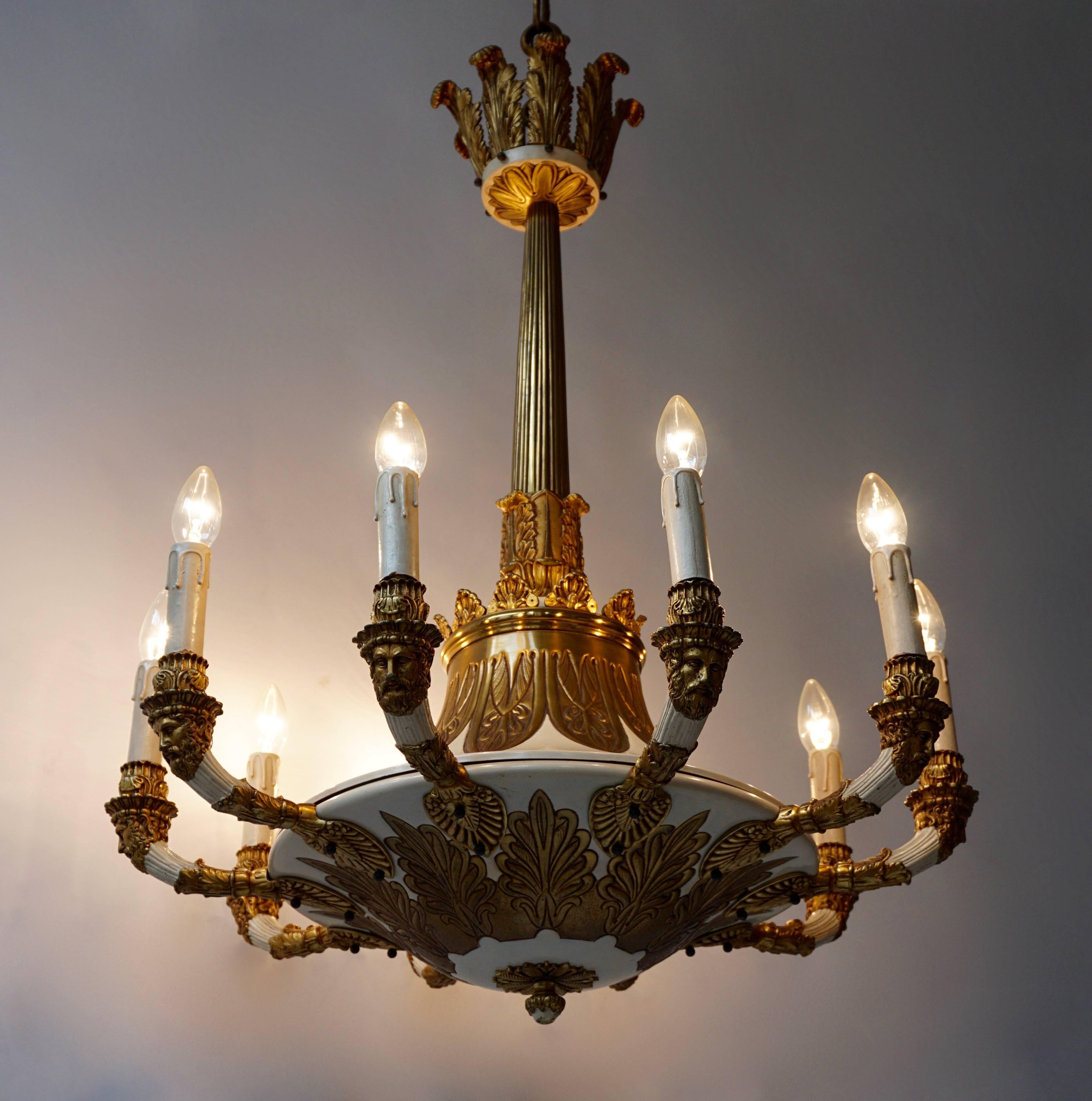 An highly interesting and decorative chandelier, in brass, with white painted sections, and with ten arms, with leaf motifs and the candleholders coming out of prestigious men’s- heads with crowns and beards.
Origin: France
Age: round circa