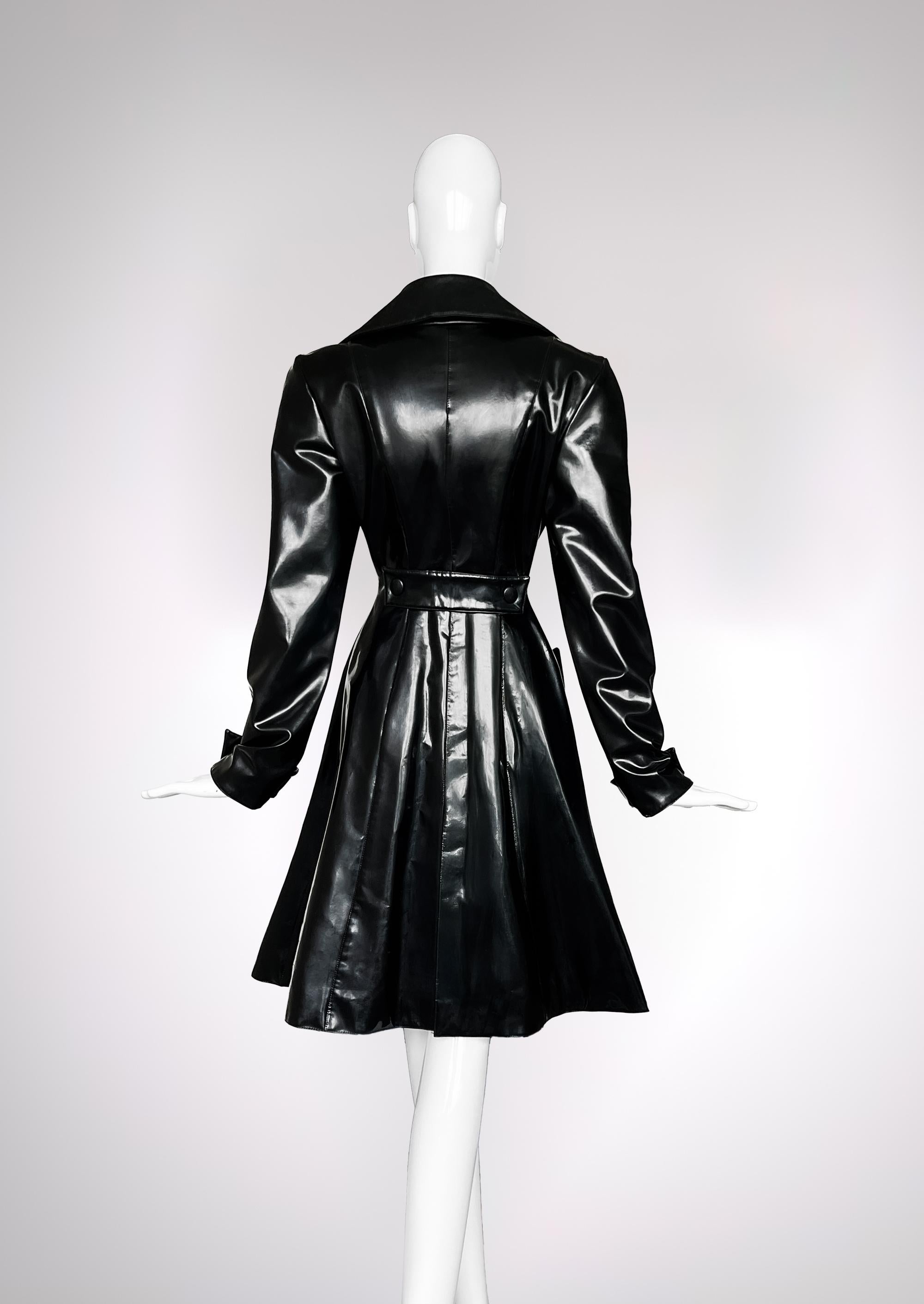 Spectacular Thierry Mugler FW 1996 Runway Black Bombshell Vinyl Coat For Sale 7