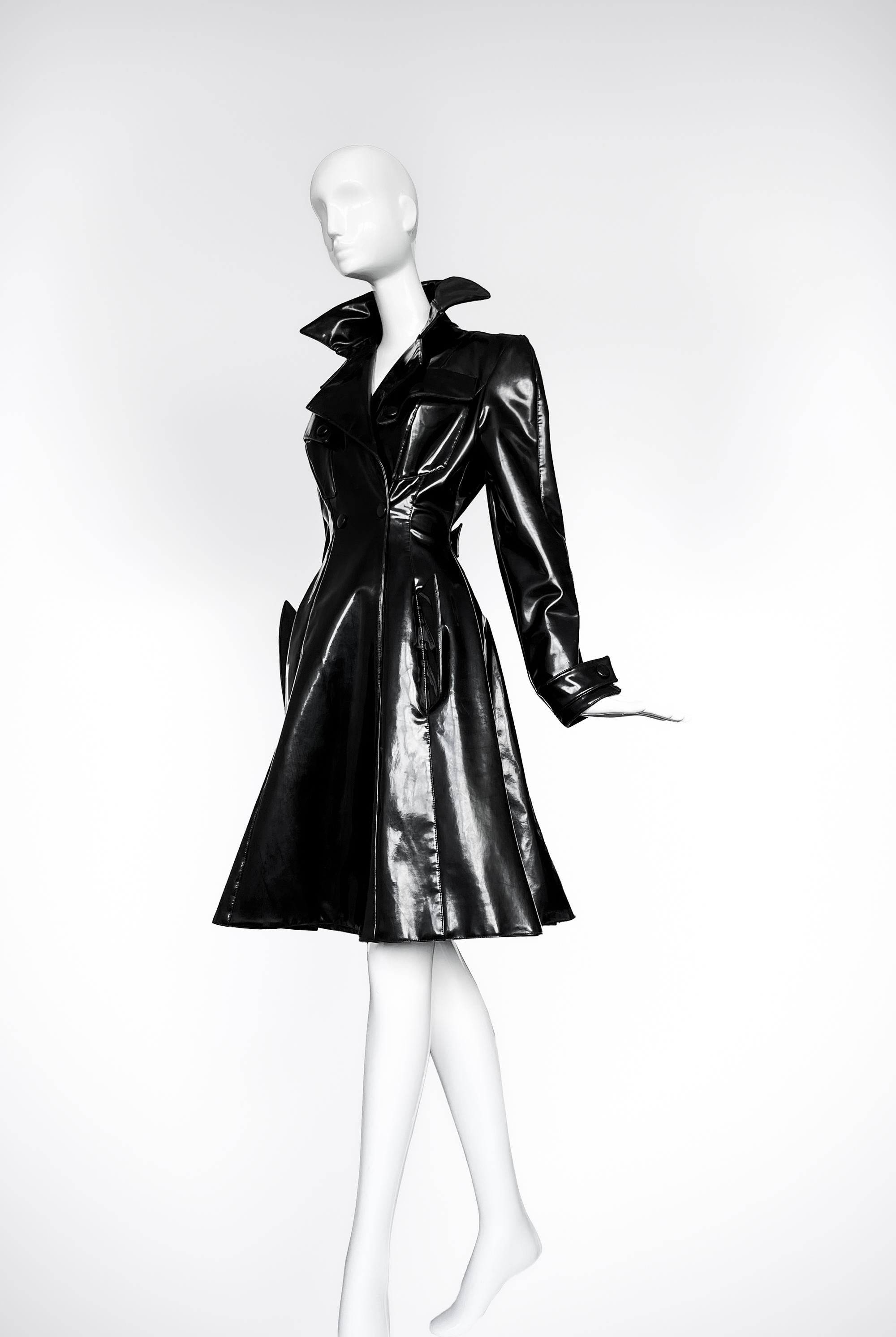 Spectacular Thierry Mugler FW 1996 Runway Black Bombshell Vinyl Coat For Sale 8