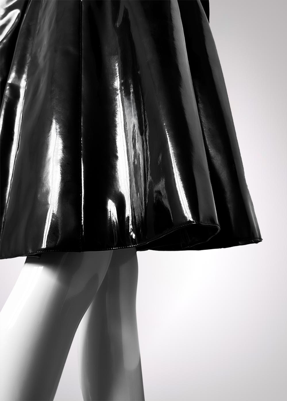 Spectacular Thierry Mugler FW 1996 Runway Black Bombshell Vinyl Coat For Sale 10