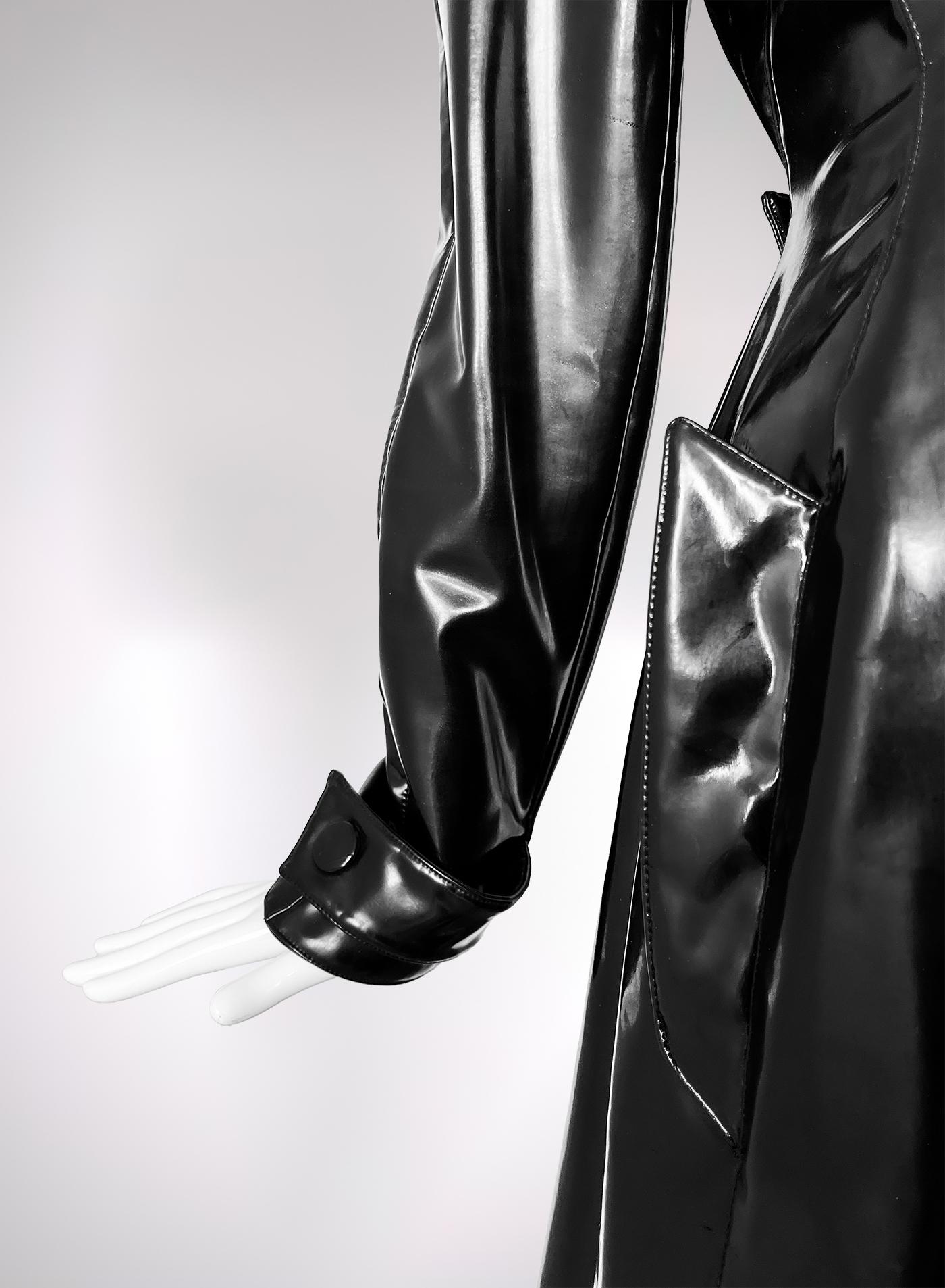 Spectacular Thierry Mugler FW 1996 Runway Black Bombshell Vinyl Coat For Sale 11