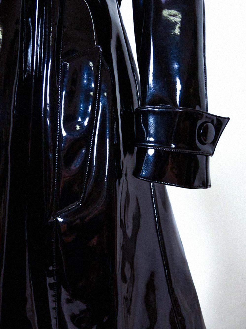 Spectaculaire manteau en vinyle noir de Thierry Mugler pour le défilé de la saison 1996 en vente 4