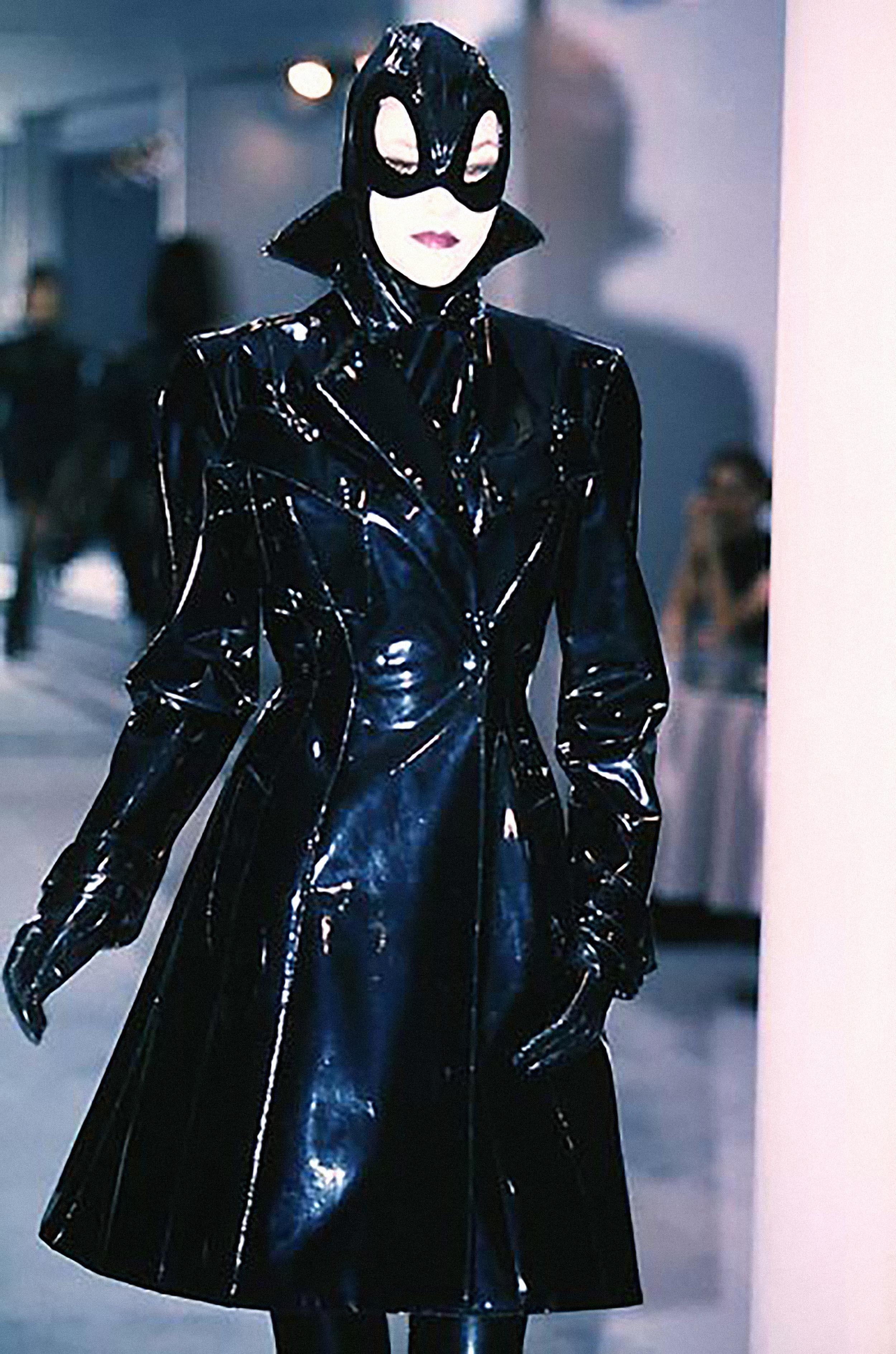 Spectacular Thierry Mugler FW 1996 Runway Black Bombshell Vinyl Coat For Sale 2
