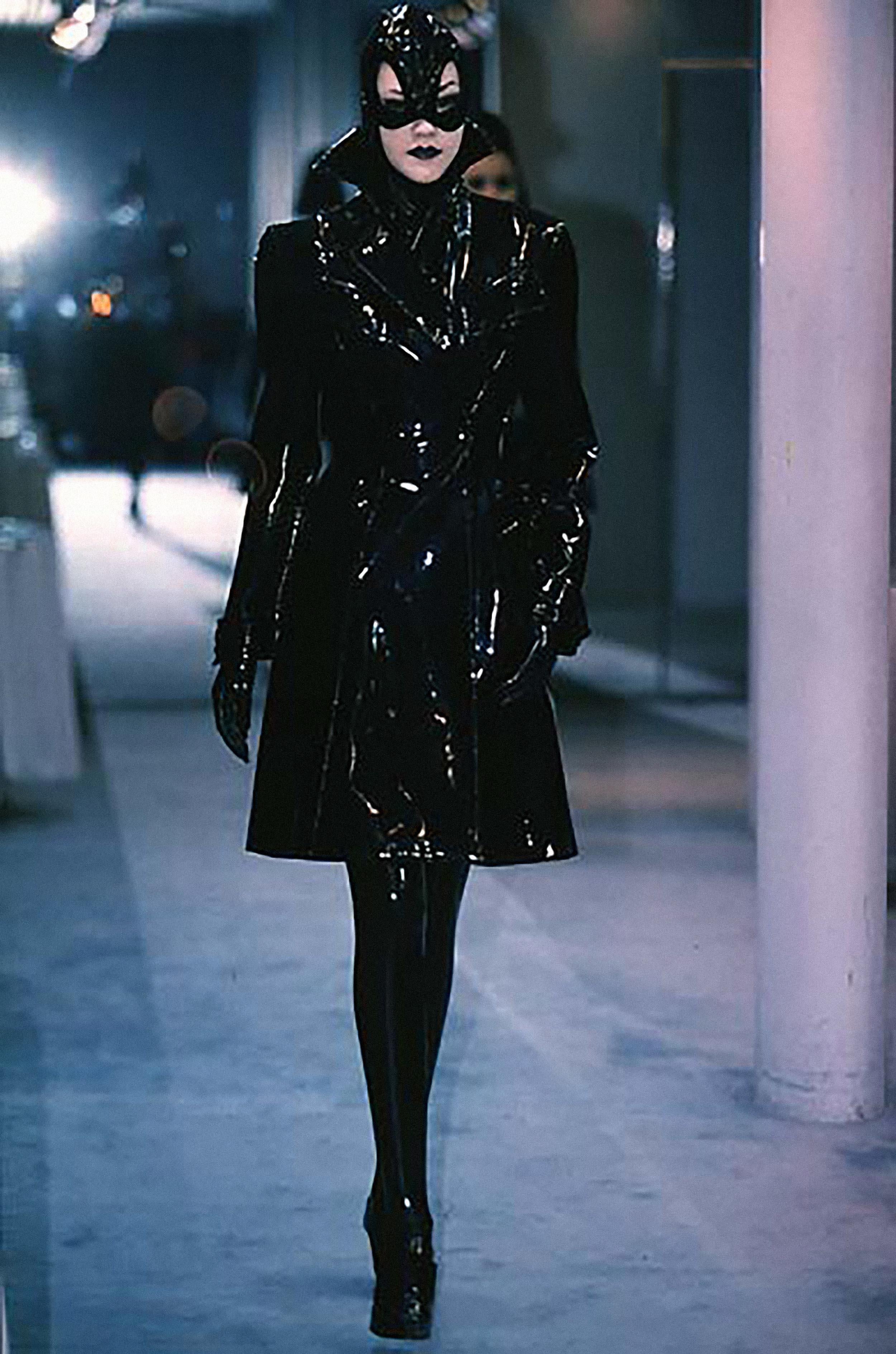 Spectacular Thierry Mugler FW 1996 Runway Black Bombshell Vinyl Coat In Good Condition For Sale In Berlin, BE