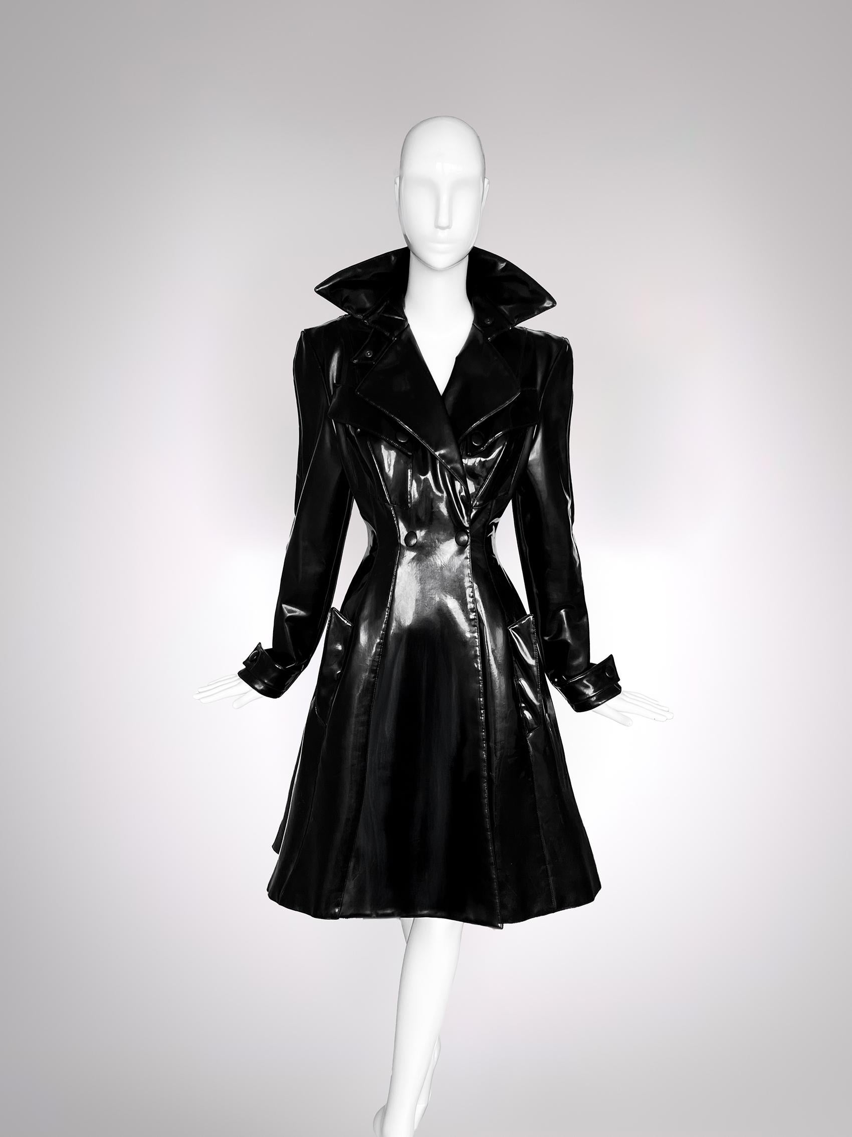 Women's Spectacular Thierry Mugler FW 1996 Runway Black Bombshell Vinyl Coat For Sale