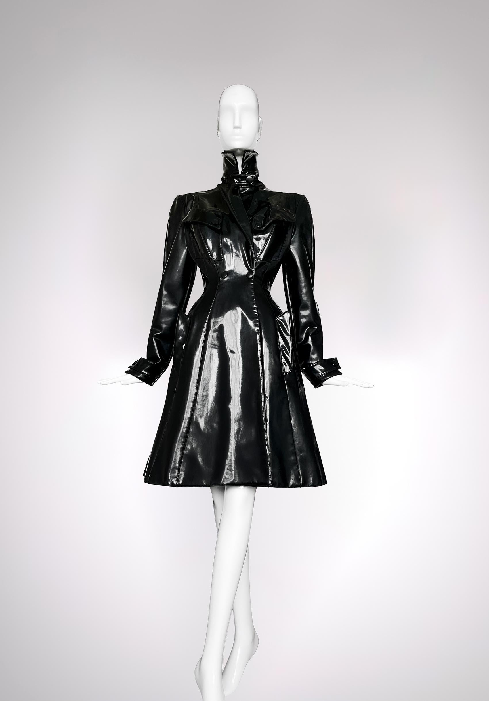 Spectacular Thierry Mugler FW 1996 Runway Black Bombshell Vinyl Coat For Sale 4