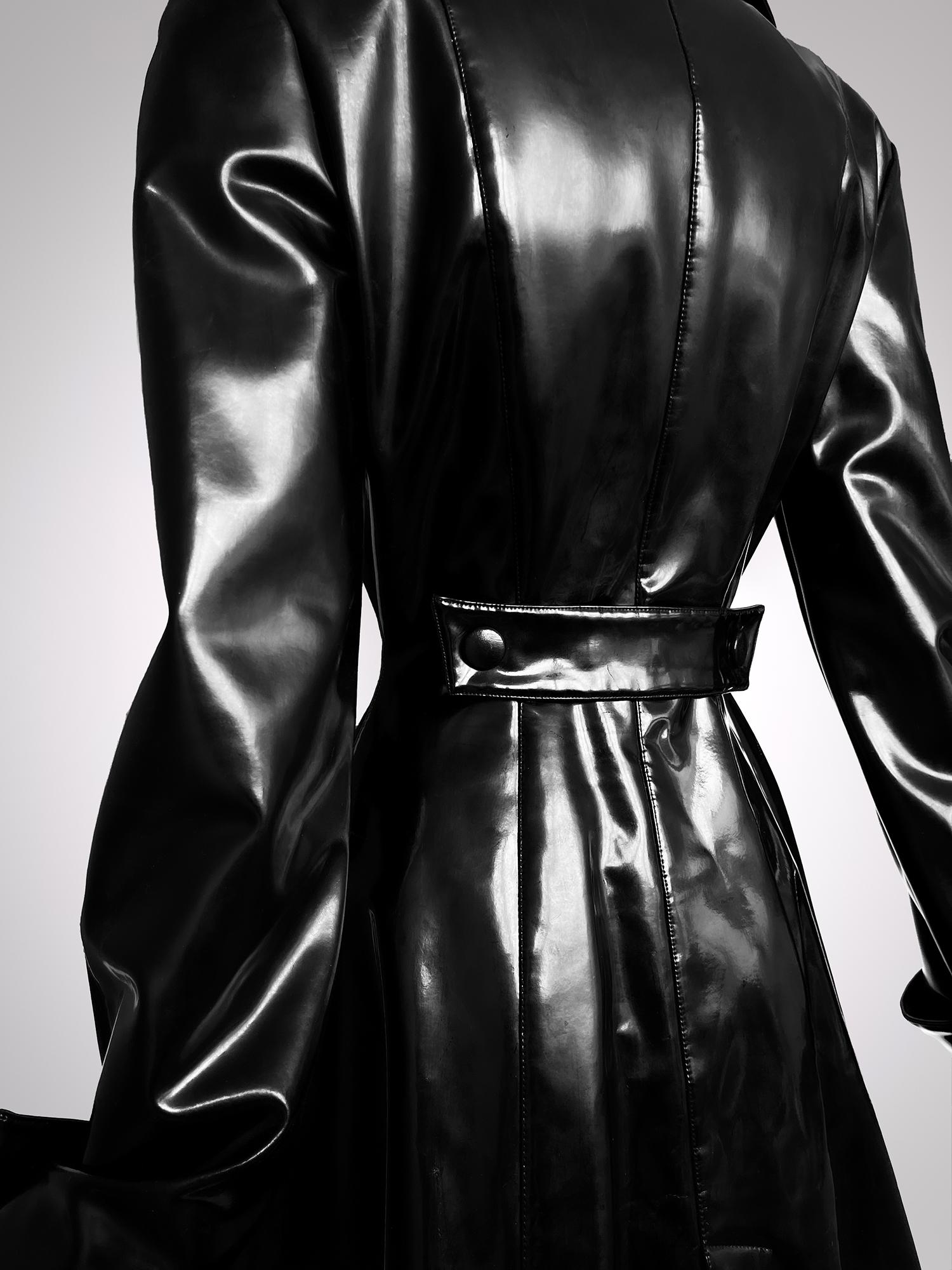 Spectacular Thierry Mugler FW 1996 Runway Black Bombshell Vinyl Coat For Sale 6