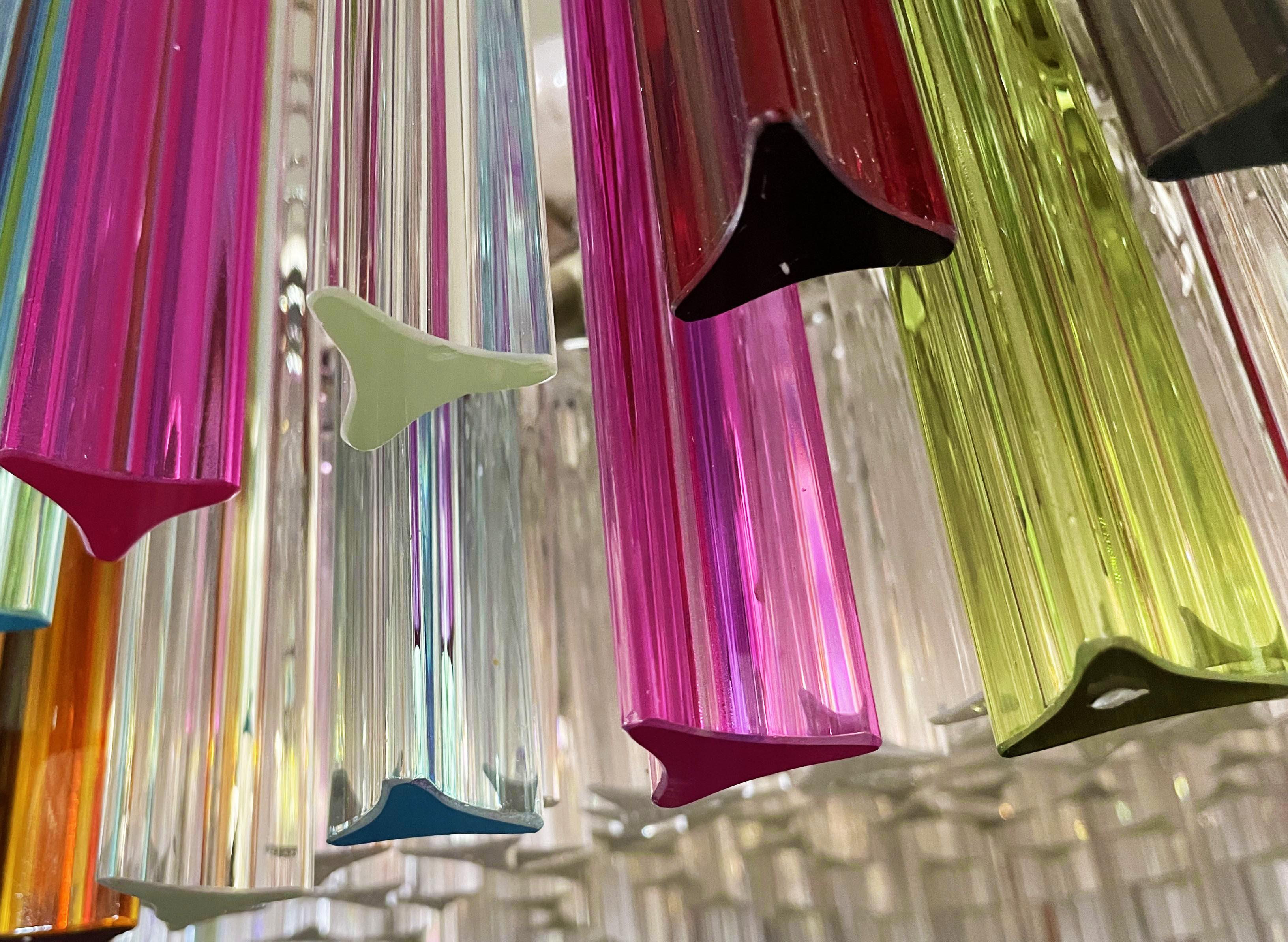 Verre d'art Spectaculaire lustre en verre de Murano Triedri - 265 prismes multicolores et transparents en vente