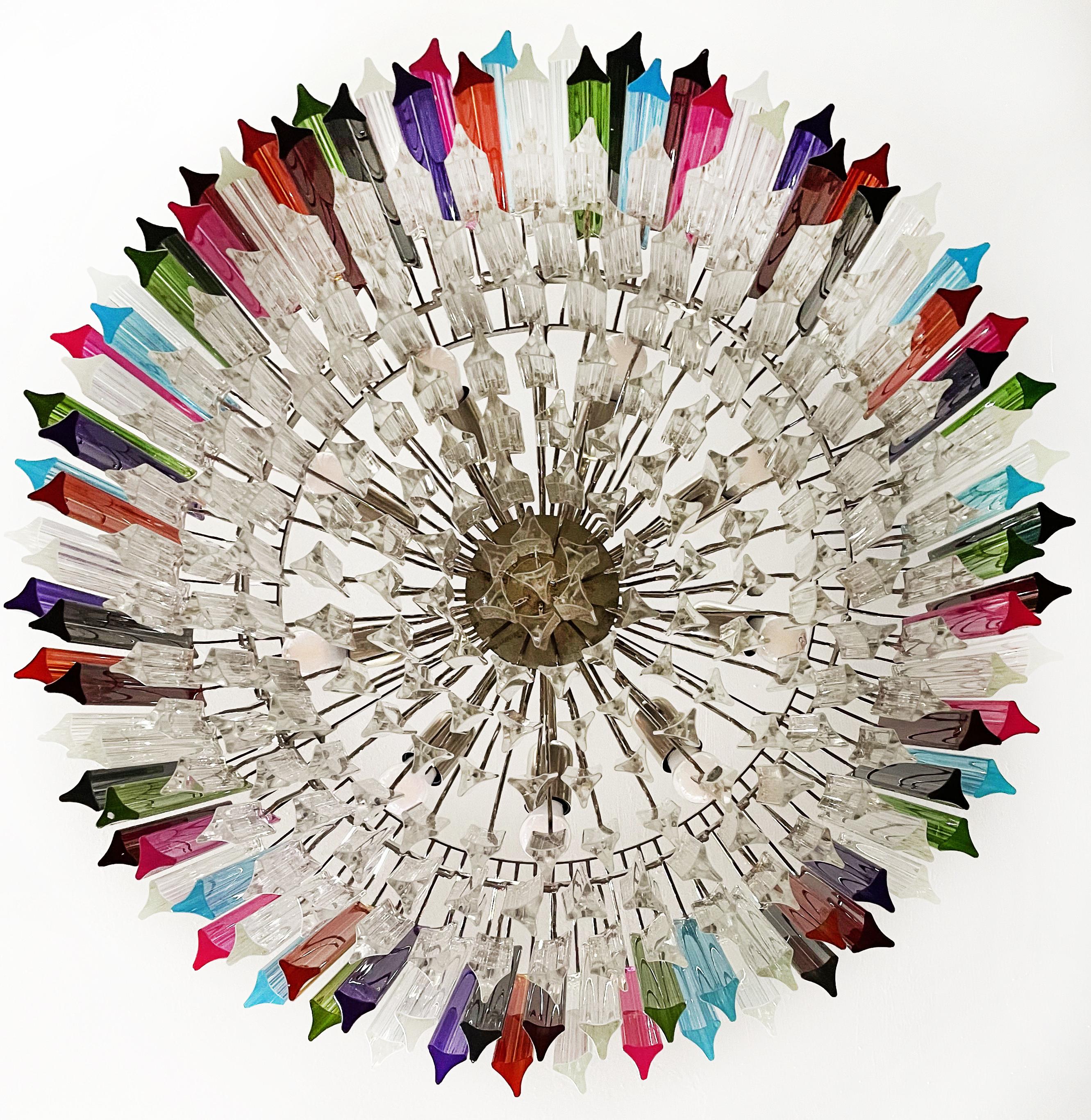 Verre d'art Spectaculaire lustre en verre de Murano Triedri, 265 prismes multicolores et transparents en vente