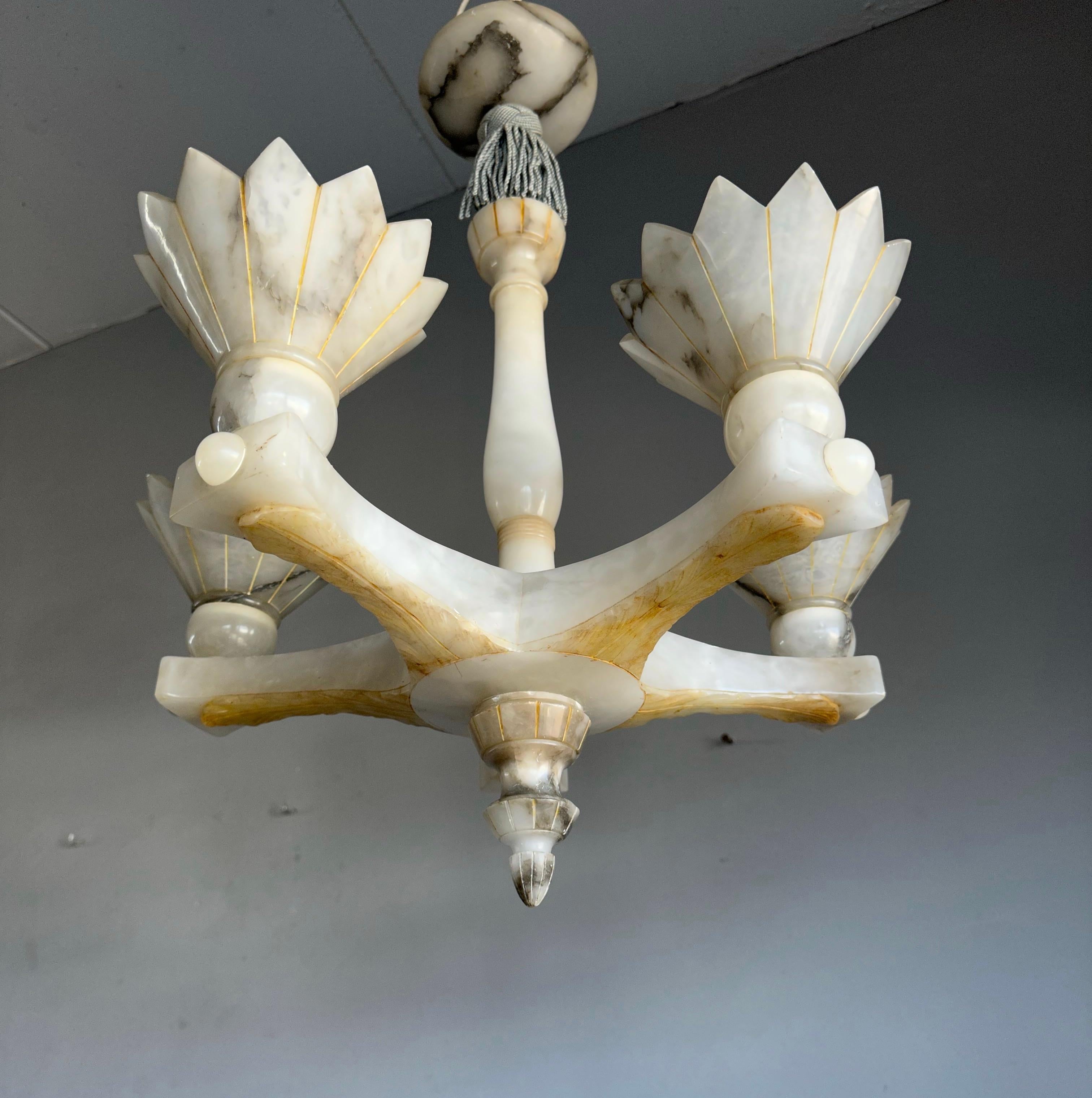 Spektakuläre und einzigartige 5-Licht-Hängelampe/Kronleuchter aus weißem Alabaster in Blumenform im Angebot 3