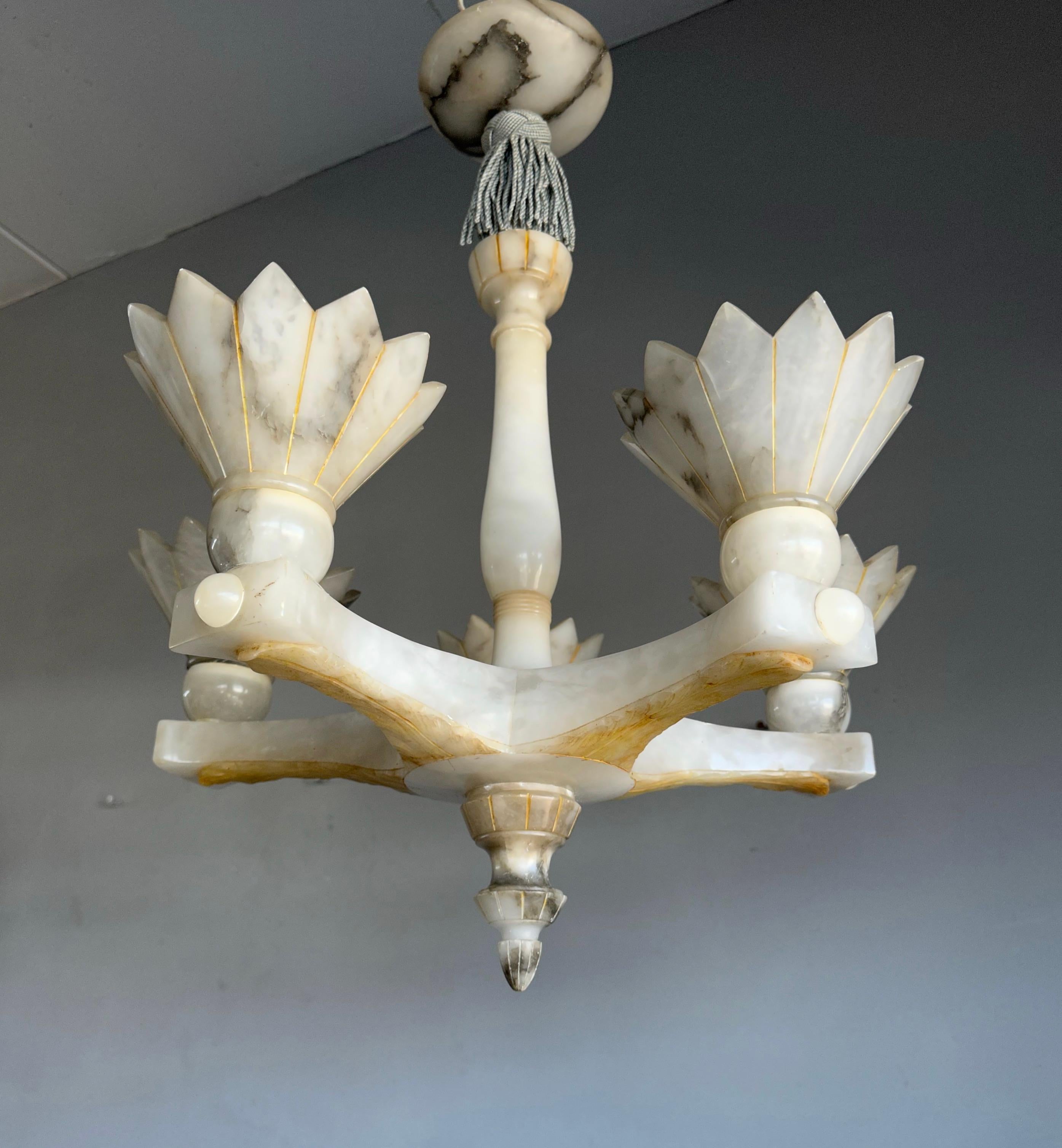Spektakuläre und einzigartige 5-Licht-Hängelampe/Kronleuchter aus weißem Alabaster in Blumenform im Angebot 7