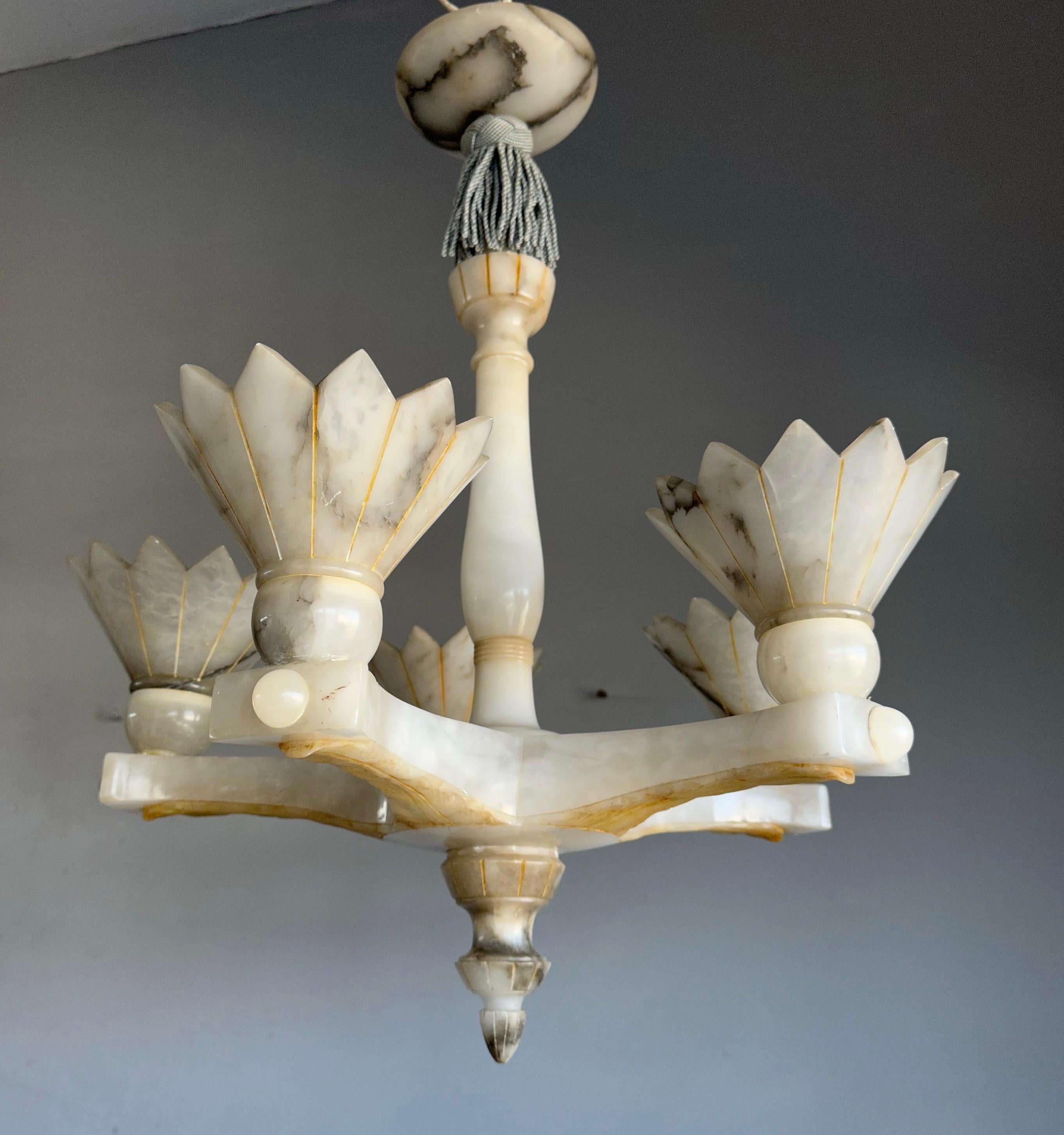 Spektakuläre und einzigartige 5-Licht-Hängelampe/Kronleuchter aus weißem Alabaster in Blumenform (Art déco) im Angebot