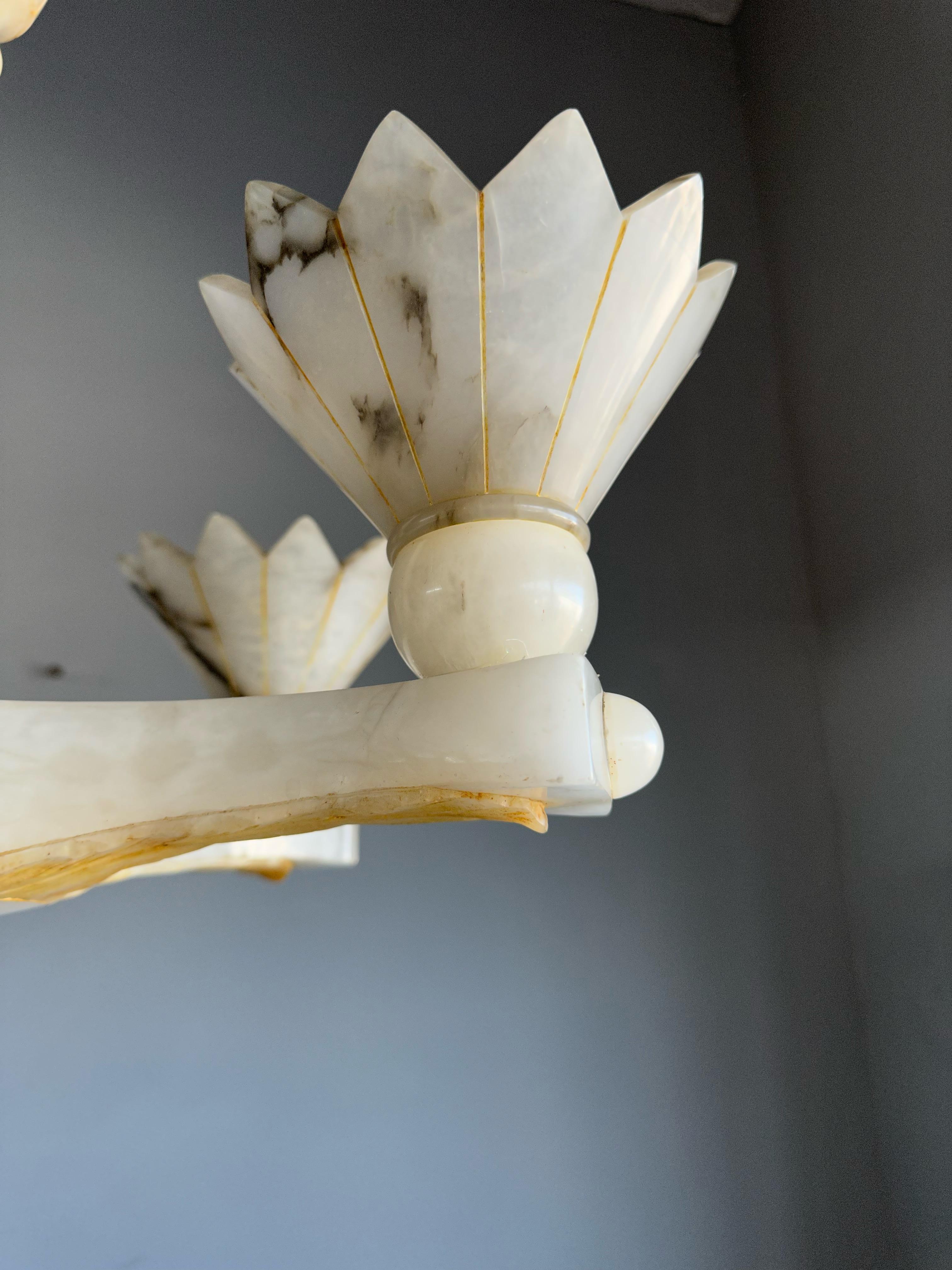 Spektakuläre und einzigartige 5-Licht-Hängelampe/Kronleuchter aus weißem Alabaster in Blumenform (Europäisch) im Angebot