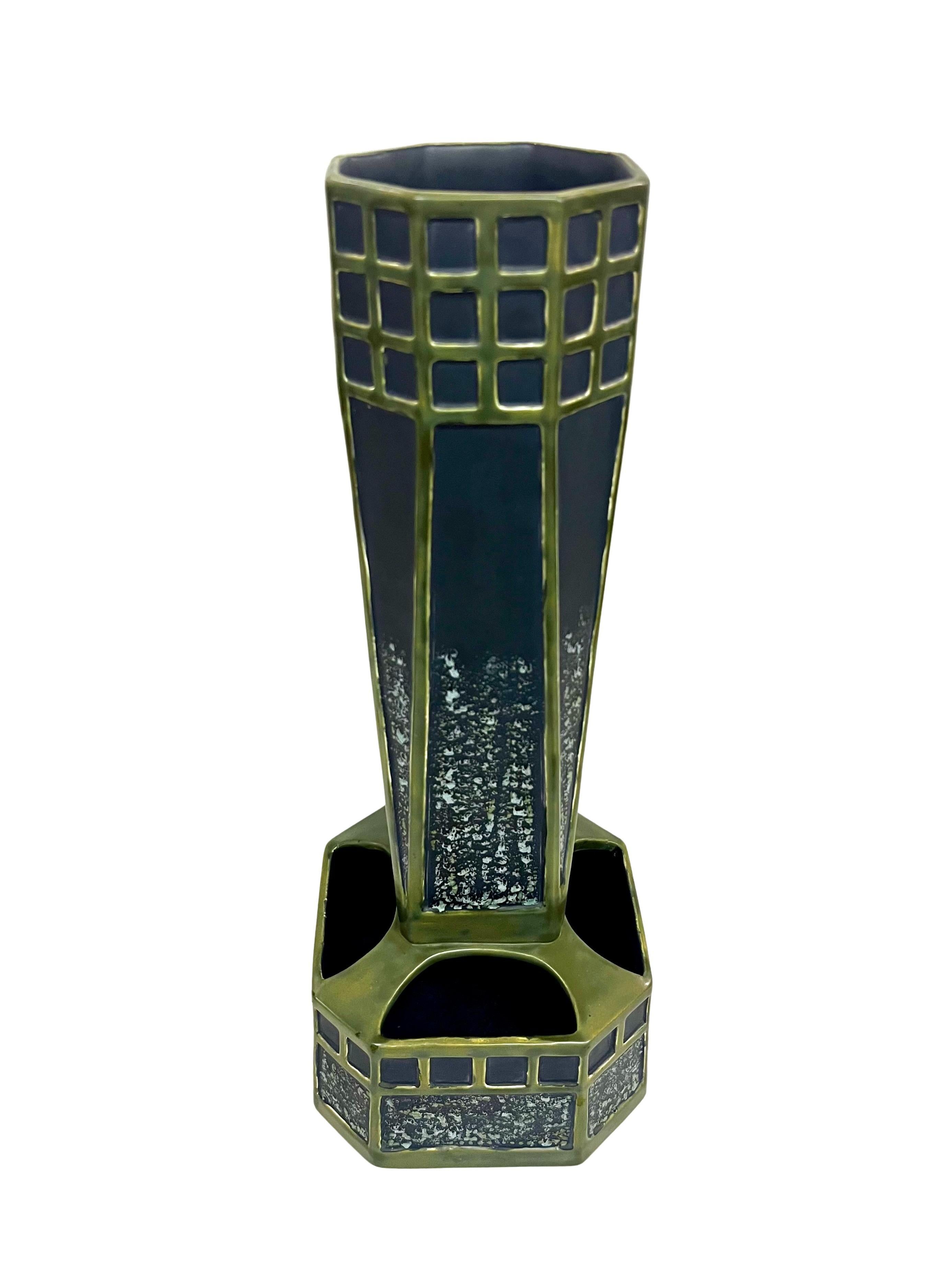 Spectaculaire vase, Sécession viennoise de Julius Dressler, réalisé entre 1900 et 1905 en Autriche.

Ce vase est une pièce d'histoire exceptionnelle, réalisée à l'époque passionnante du Gesamtkunstwerk (œuvre d'art totale) de la Sécession. Son