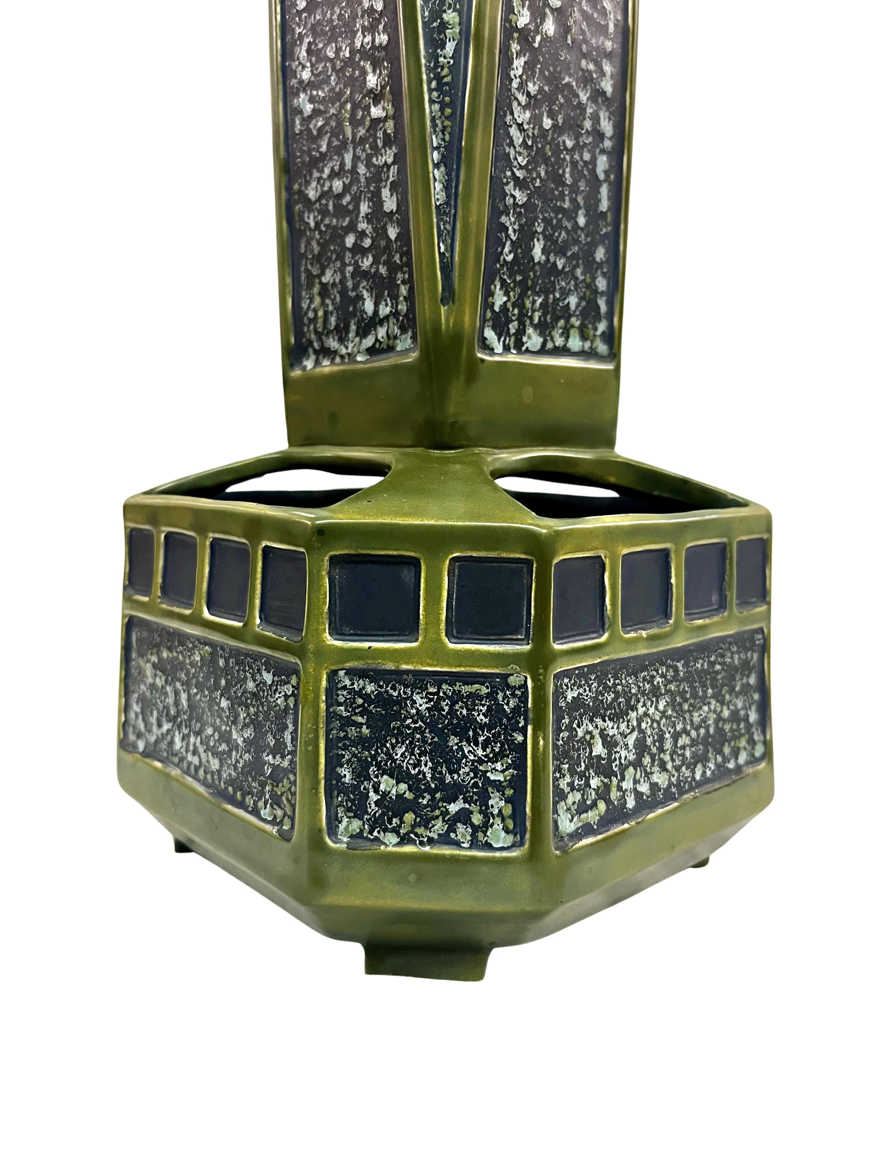 Début du 20ème siècle Vase spectaculaire, Sécession viennoise, céramique, Julius Dressler, 1900-05, Autriche en vente