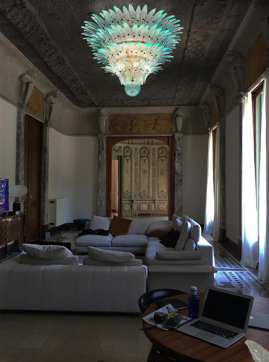 Palmette Deckenleuchte aus 160 türkisfarbenen Murano-Gl�äsern in einem goldenen Metallrahmen. Murano mundgeblasenes Glas nach traditioneller Art. Struktur aus goldfarbenem Metall.
Zeitraum: Ende des XX. Jahrhunderts
Abmessungen: 55,10 Zoll (140 cm)