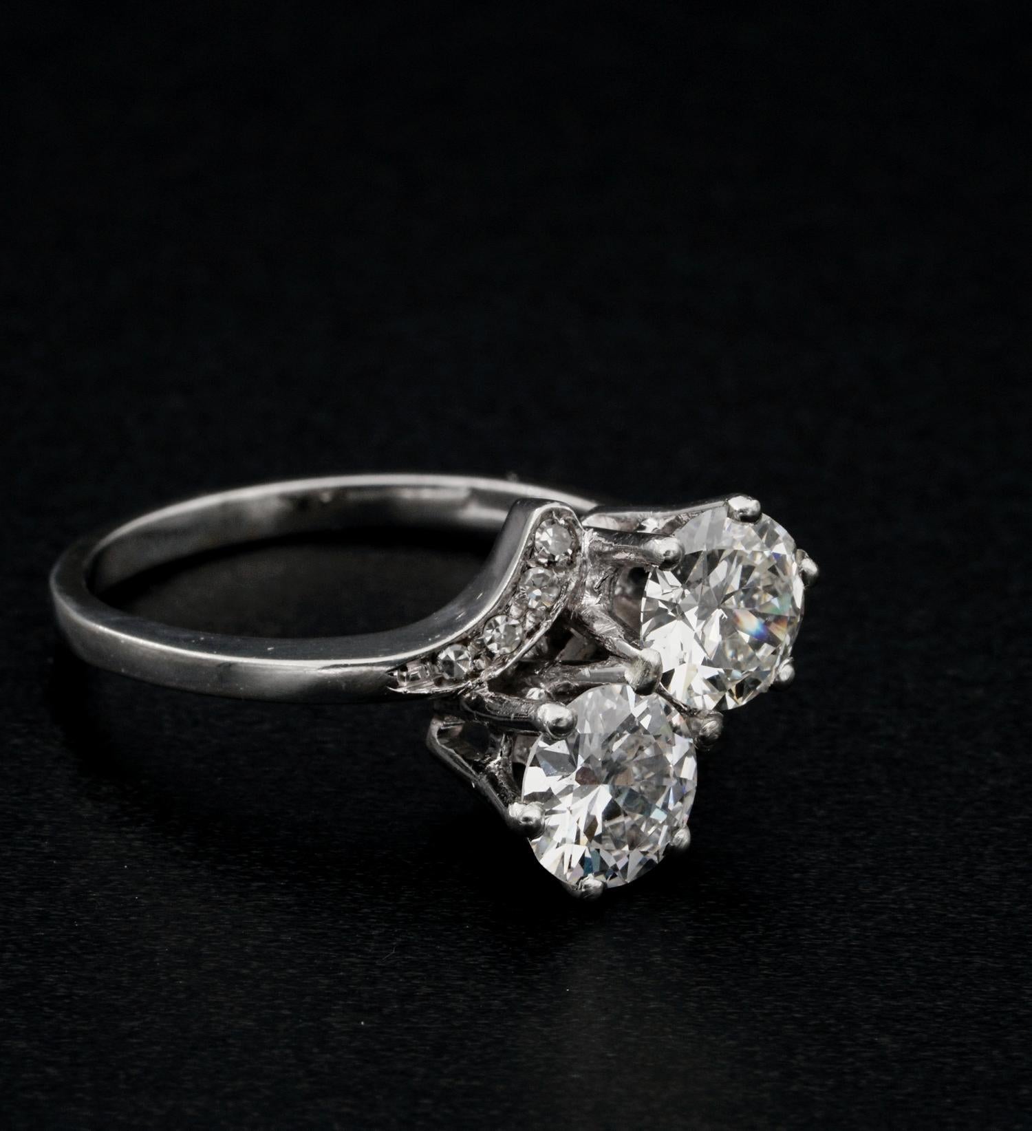 Spectacular Vintage 1.55 Carat Two-Stone G VVS Diamond Engagement Twisted Ring In Good Condition For Sale In Napoli, IT