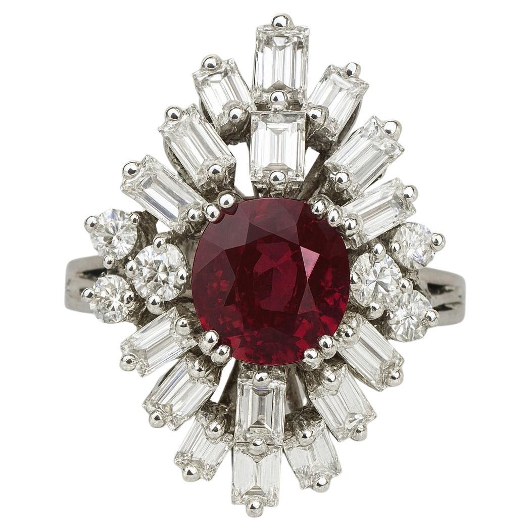 Espectacular Anillo de Cóctel Vintage 1940s Retro Burma Rubí y Diamantes

Retrocede al glamour de los años 40 con este extraordinario anillo de cóctel de la época retro, que exhibe un rubí birmano natural sin tratar de la más rara calidad. El rubí