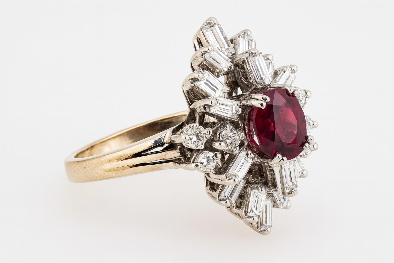 Espectacular Anillo de Cóctel Vintage 1940s Retro Burma Rubí y Diamantes Contemporáneo en venta