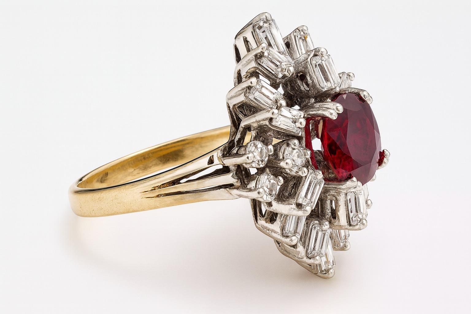 Espectacular Anillo de Cóctel Vintage 1940s Retro Burma Rubí y Diamantes en Excelente estado para la venta en Chicago, IL