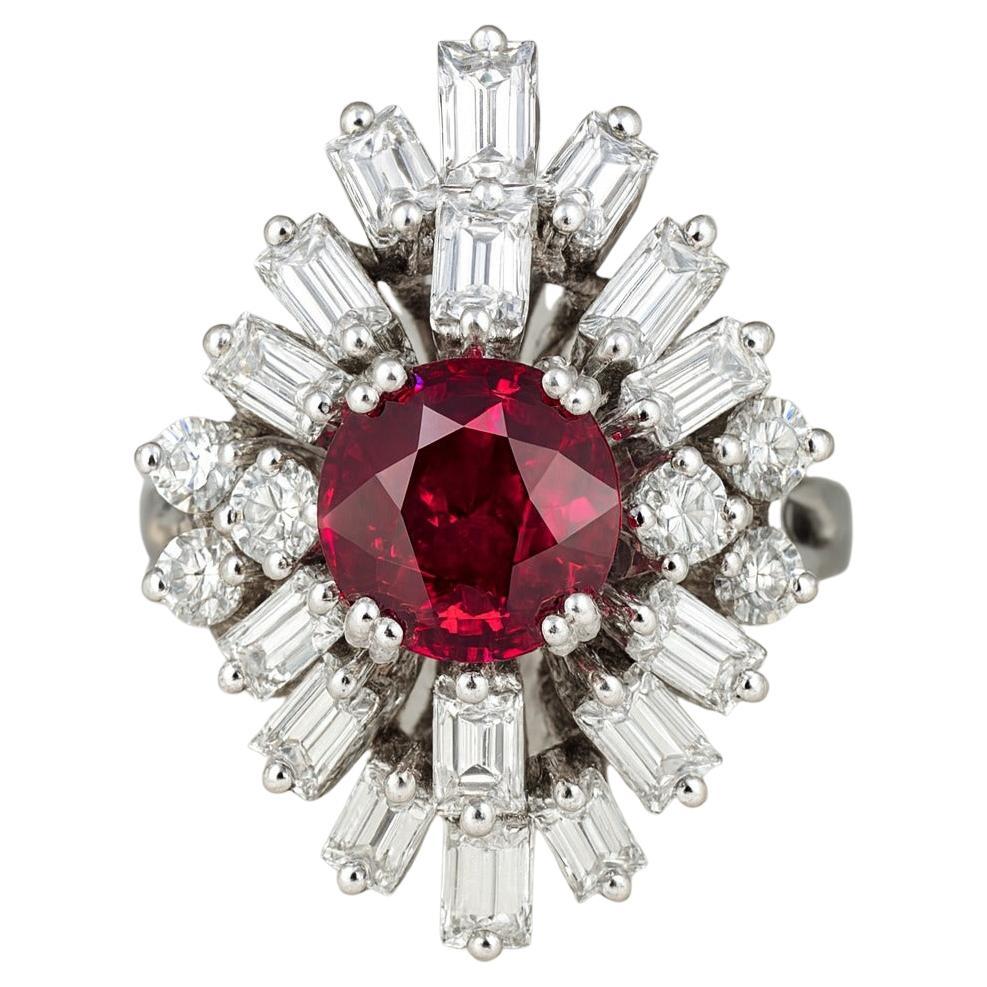 Espectacular Anillo de Cóctel Vintage 1940s Retro Burma Rubí y Diamantes en venta