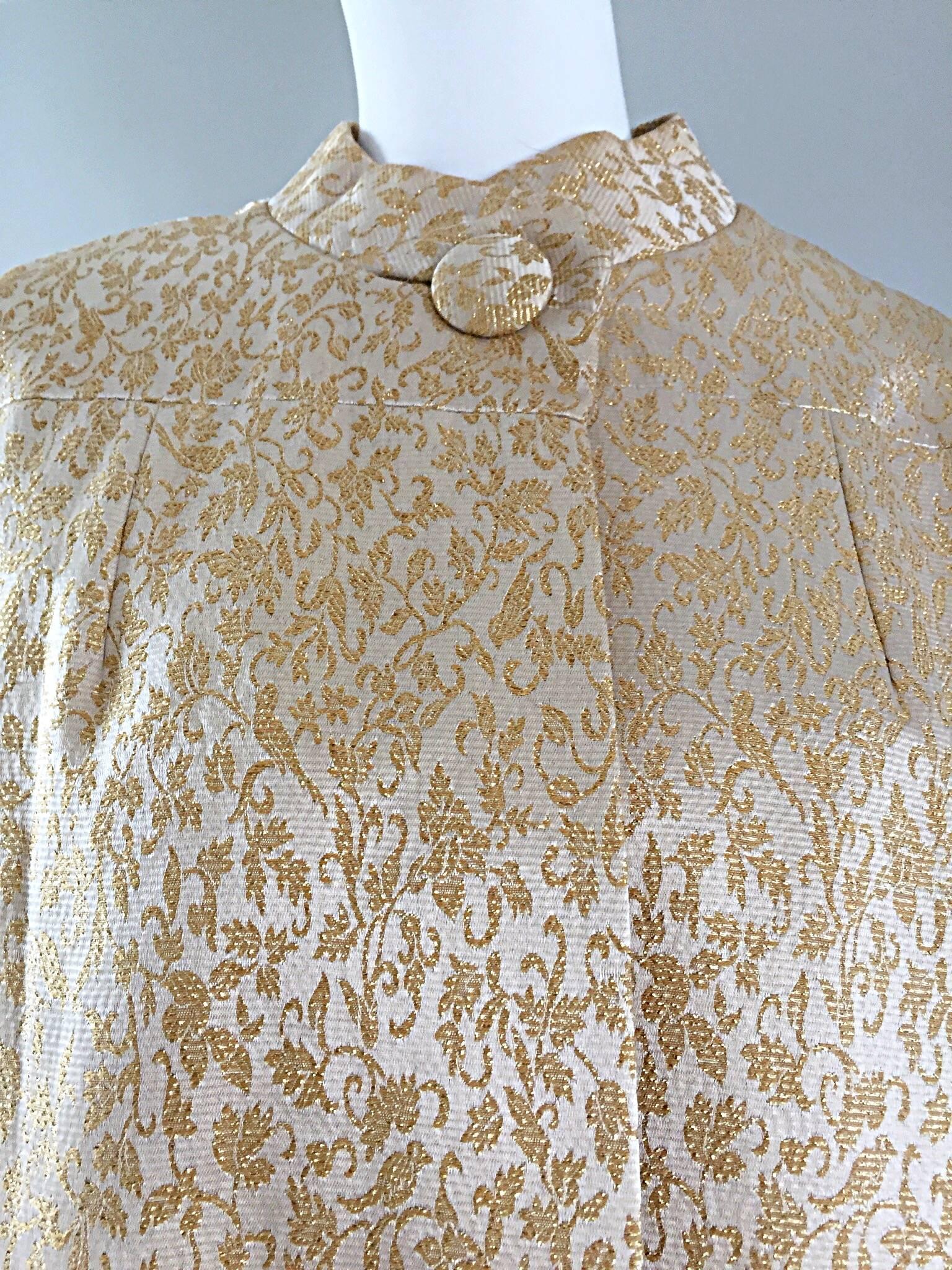 Or Spectaculaire manteau vintage des années 1950 en brocart de soie or et ivoire, veste trapèze d'opéra en vente