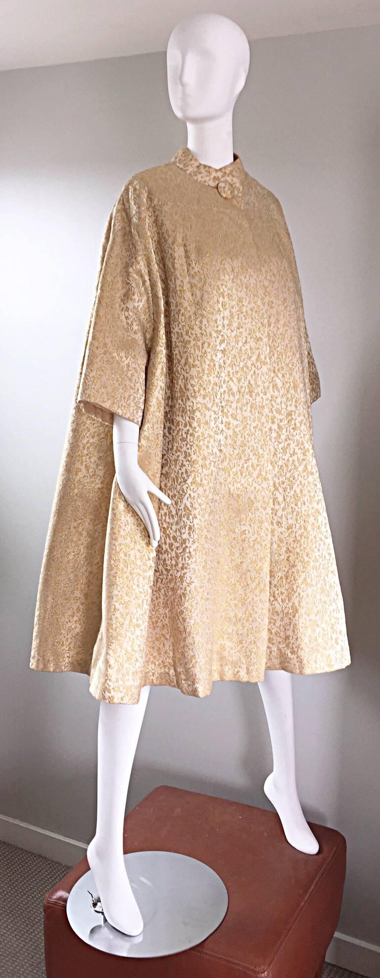 Spektakuläre Vintage 1950er Jahre Gold und Elfenbein Seide Brokat Oper Trapez Jacke Mantel Damen im Angebot