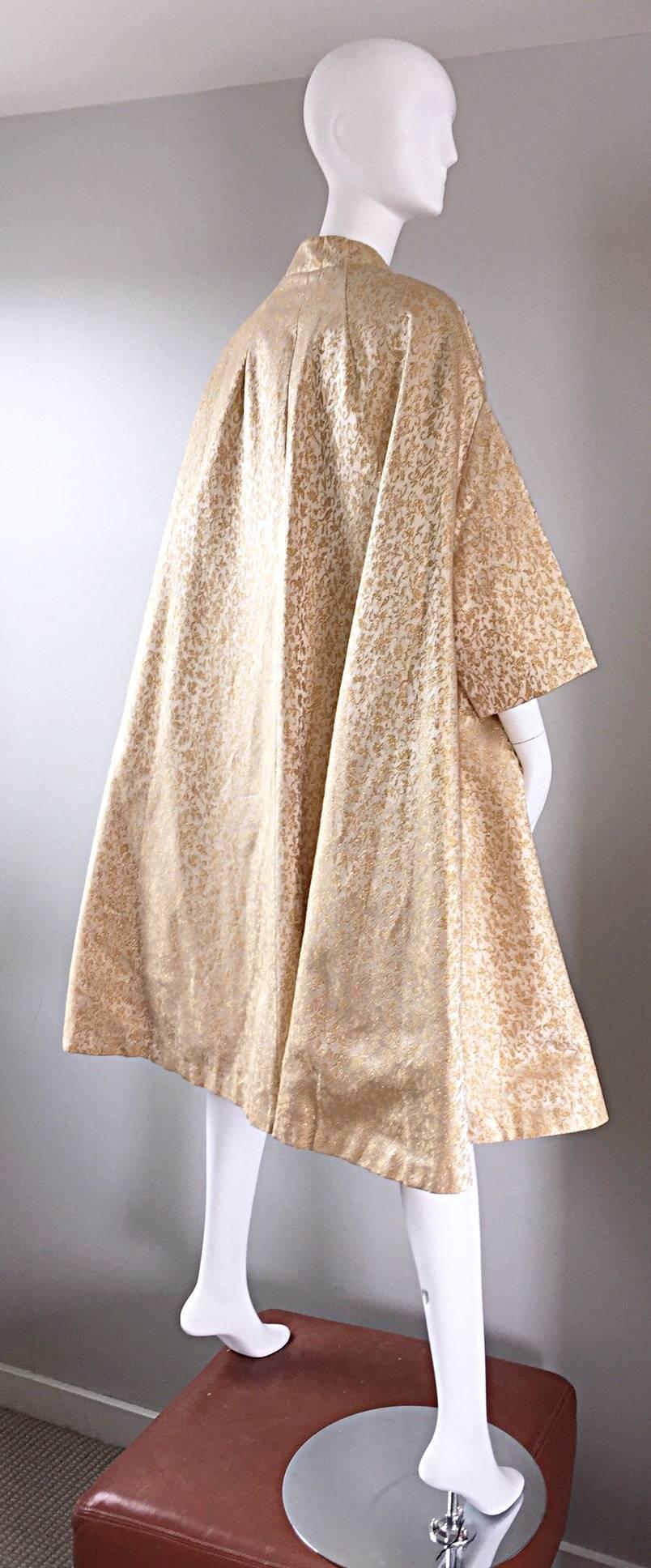 Spectaculaire manteau trapèze d'opéra vintage en brocart de soie ivoire et doré des années 1950 Pour femmes en vente