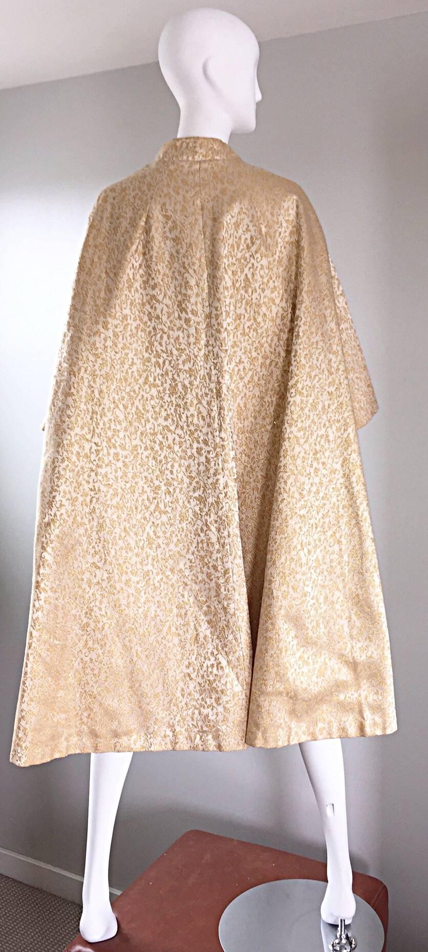 Spectaculaire manteau trapèze d'opéra vintage en brocart de soie ivoire et doré des années 1950 en vente 1