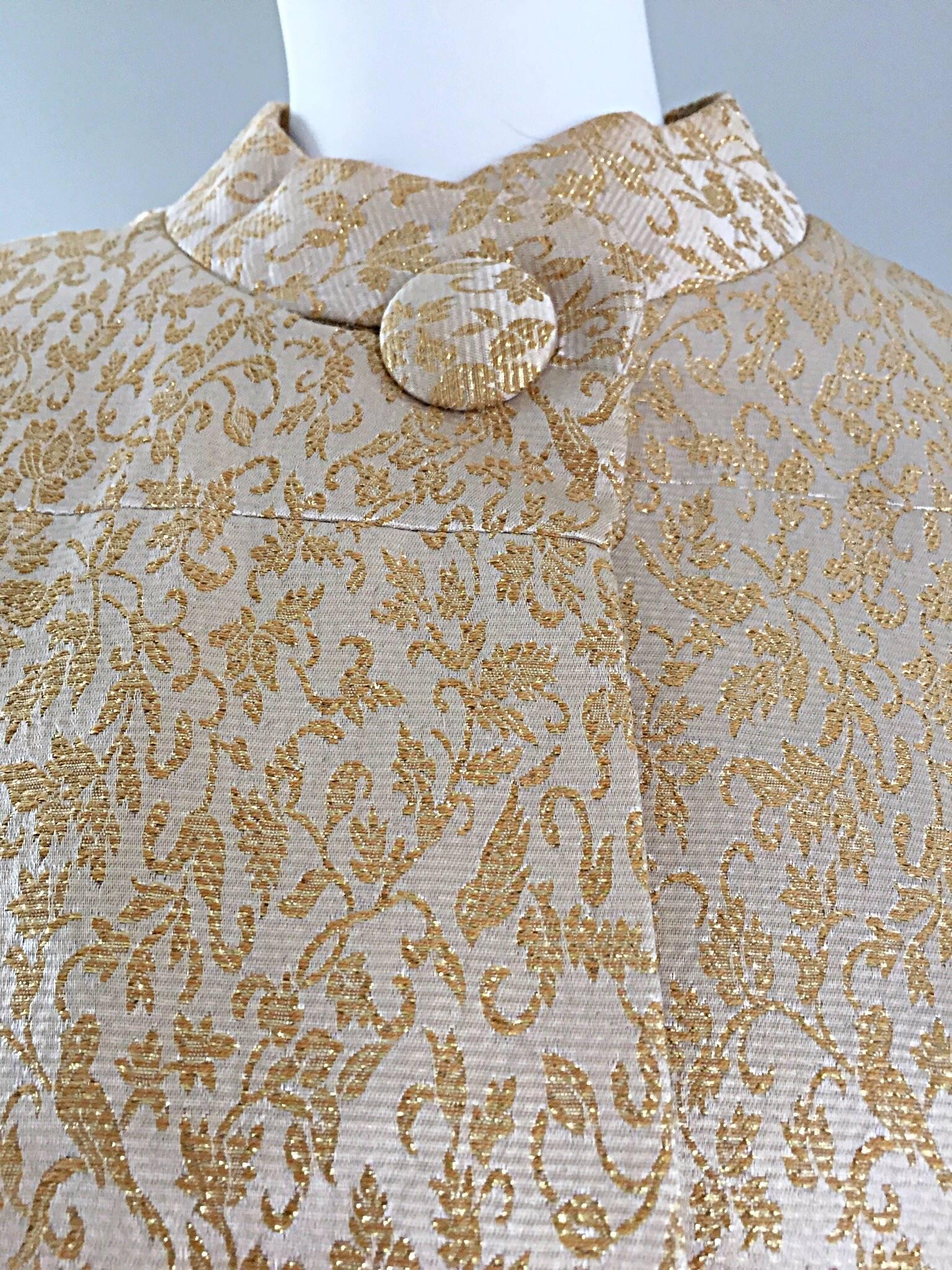 Spectaculaire manteau trapèze d'opéra vintage en brocart de soie ivoire et doré des années 1950 en vente 2