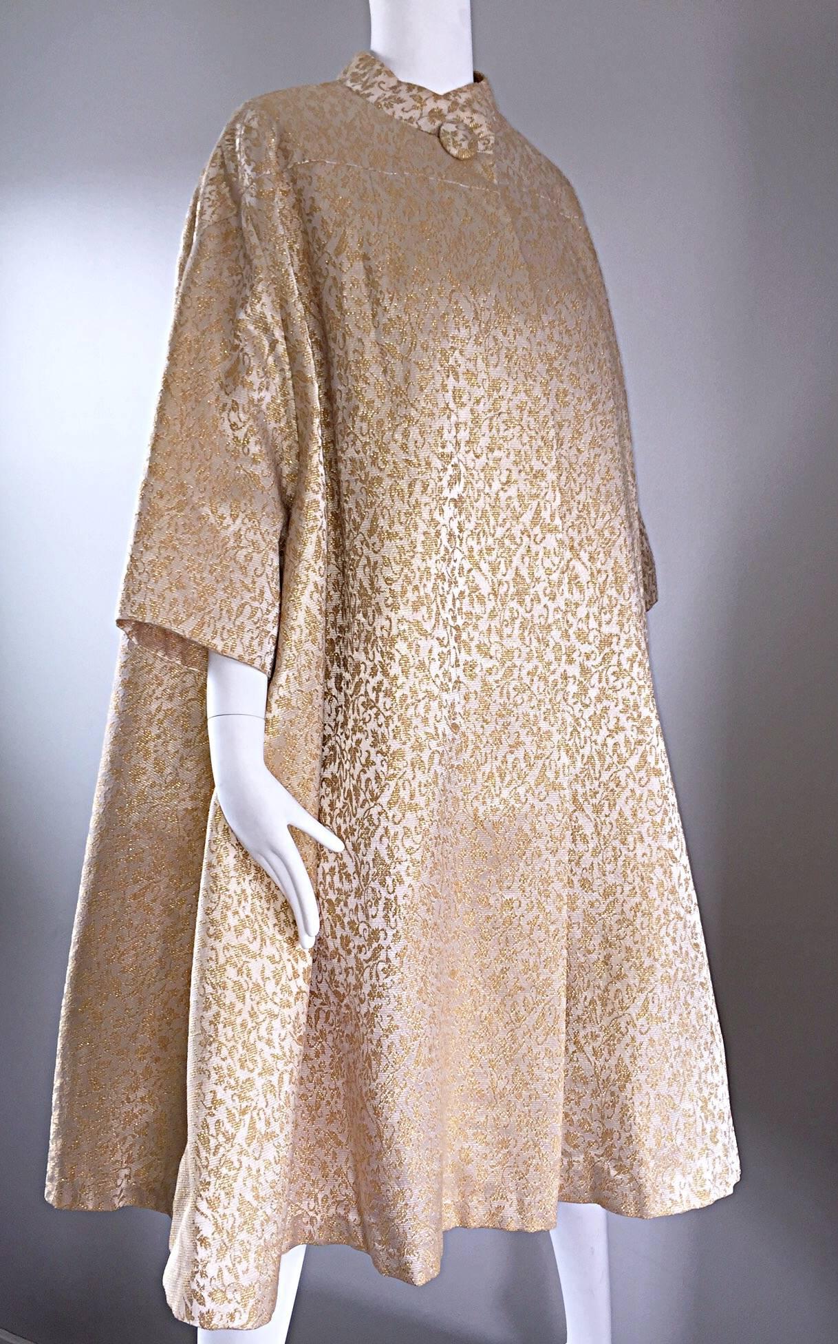 Spectaculaire manteau trapèze d'opéra vintage en brocart de soie ivoire et doré des années 1950 en vente 4